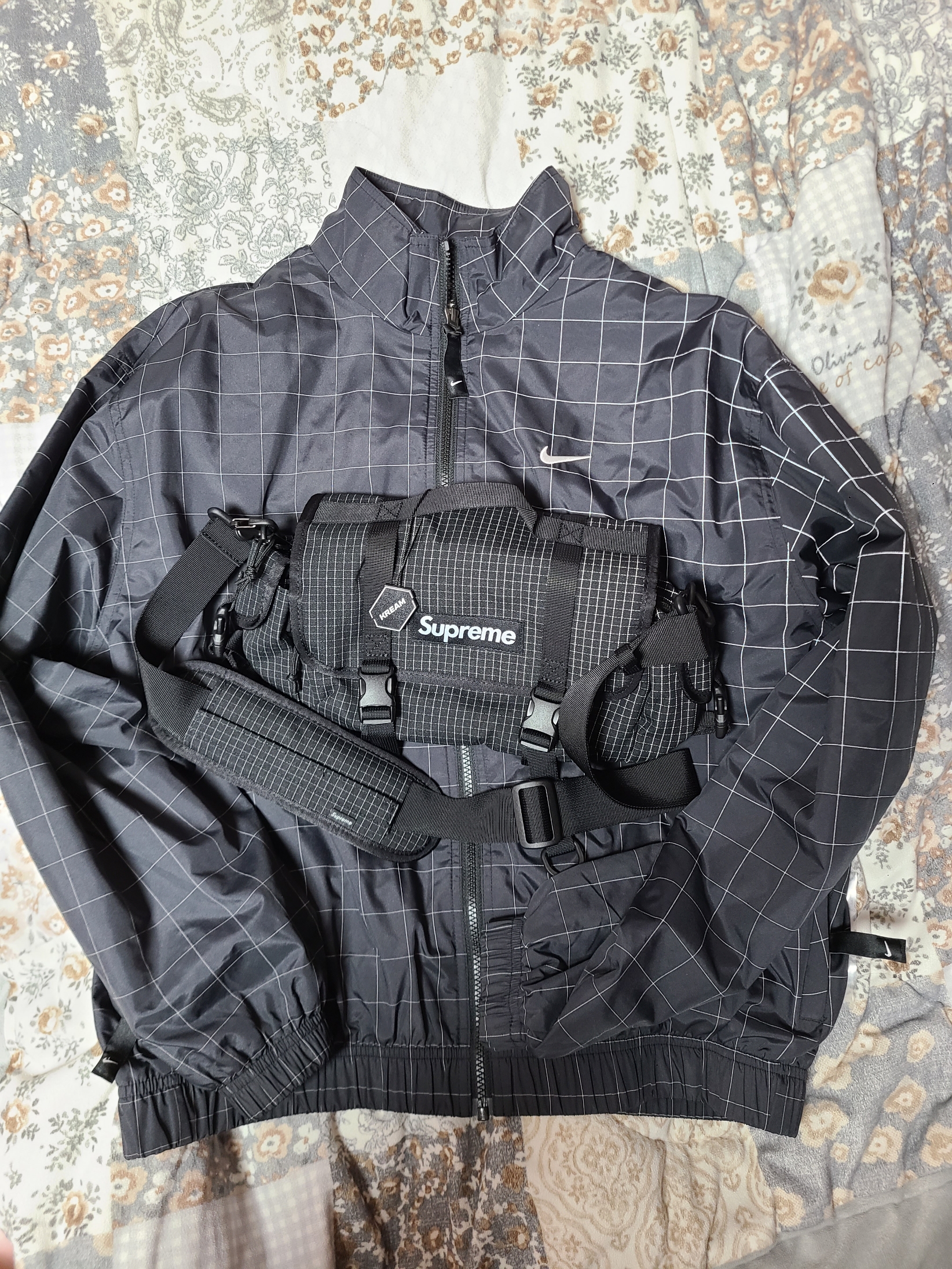 Supreme Mini Duffle Bag Black - 24SS, Nike M NRG Flash Grid Track Jacket Black - US/EU 착용 스타일 - 1