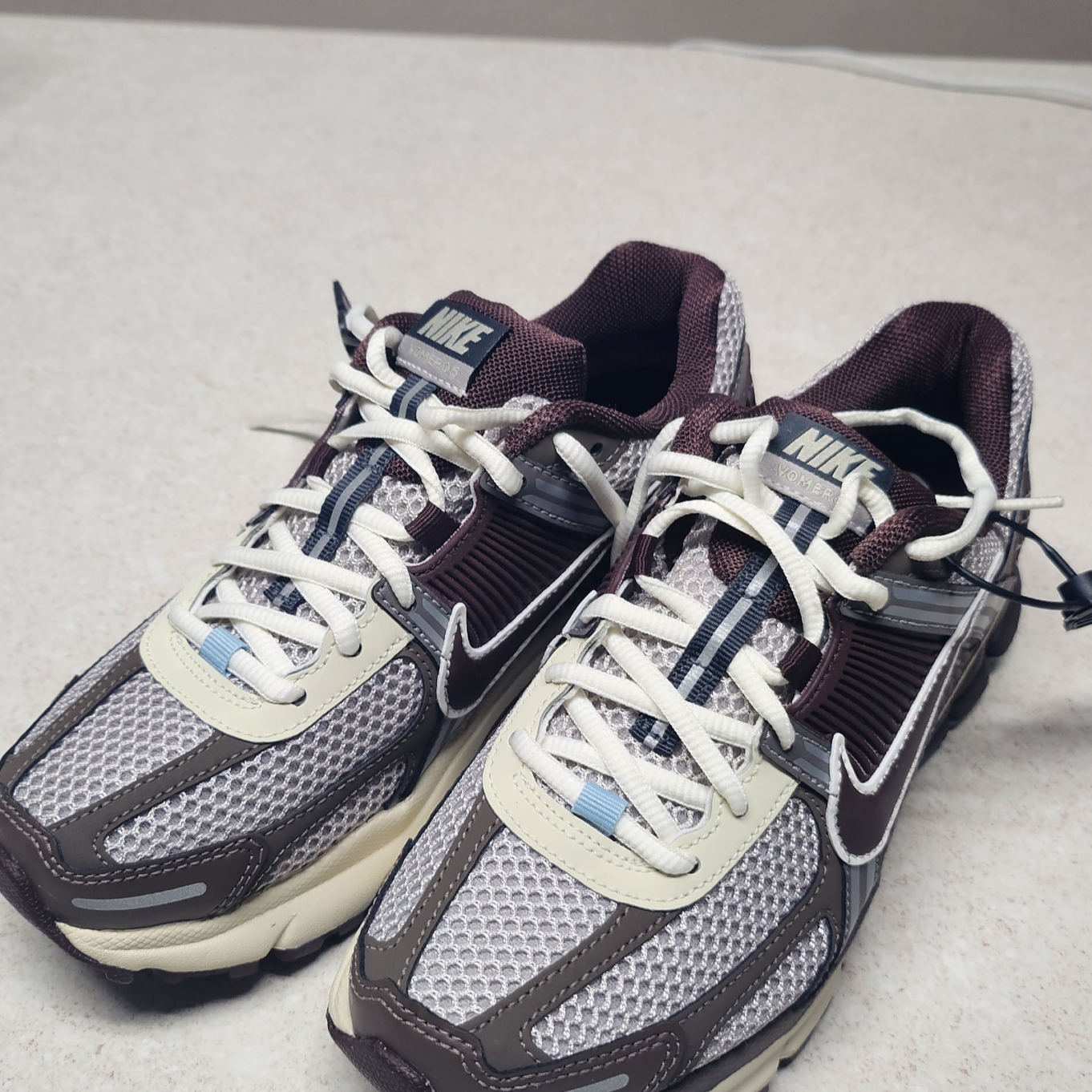 (W) Nike Zoom Vomero 5 Light Iron Ore Earth Fossil 착용 스타일
