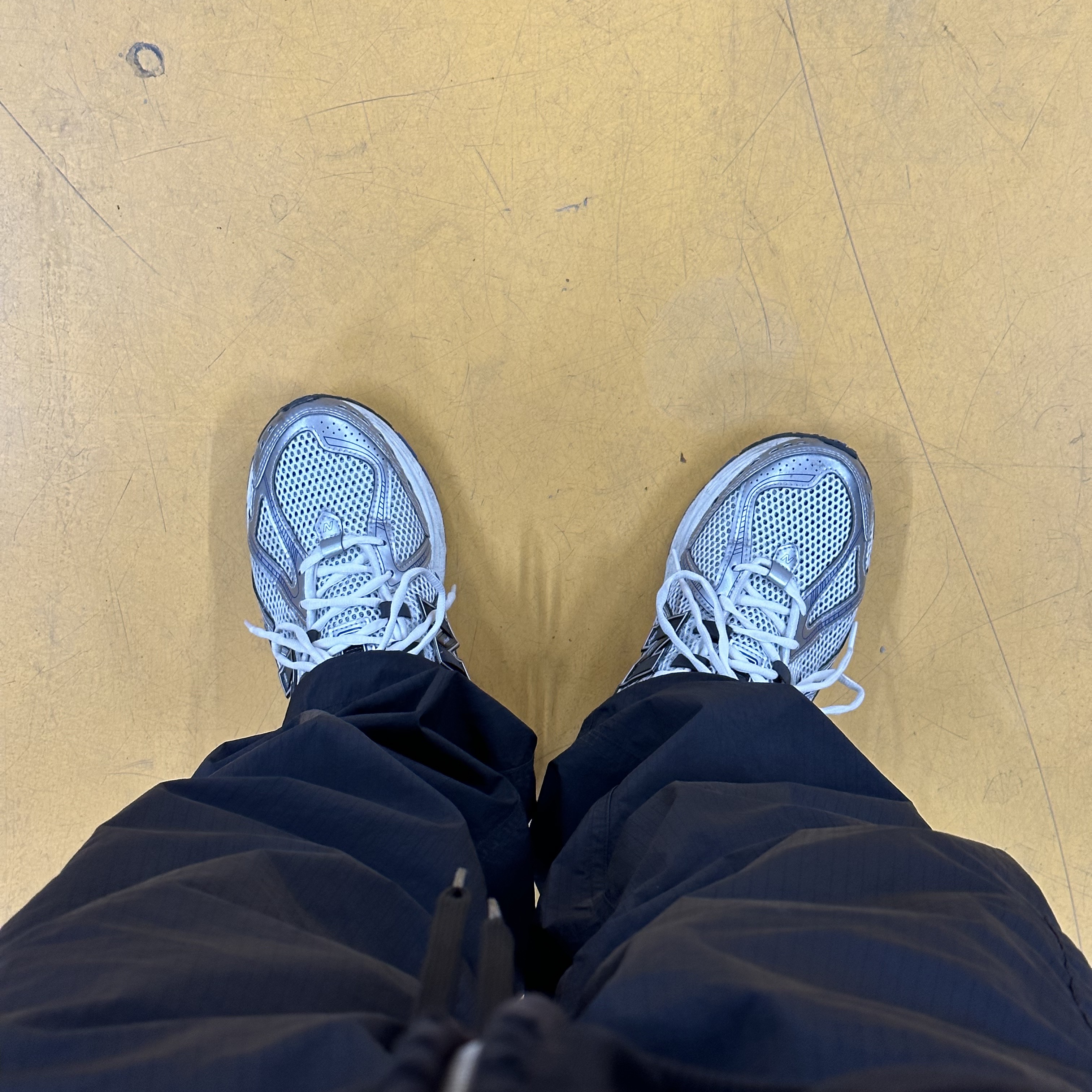 New Balance 1906R Silver Metallic 착용 스타일 - 1