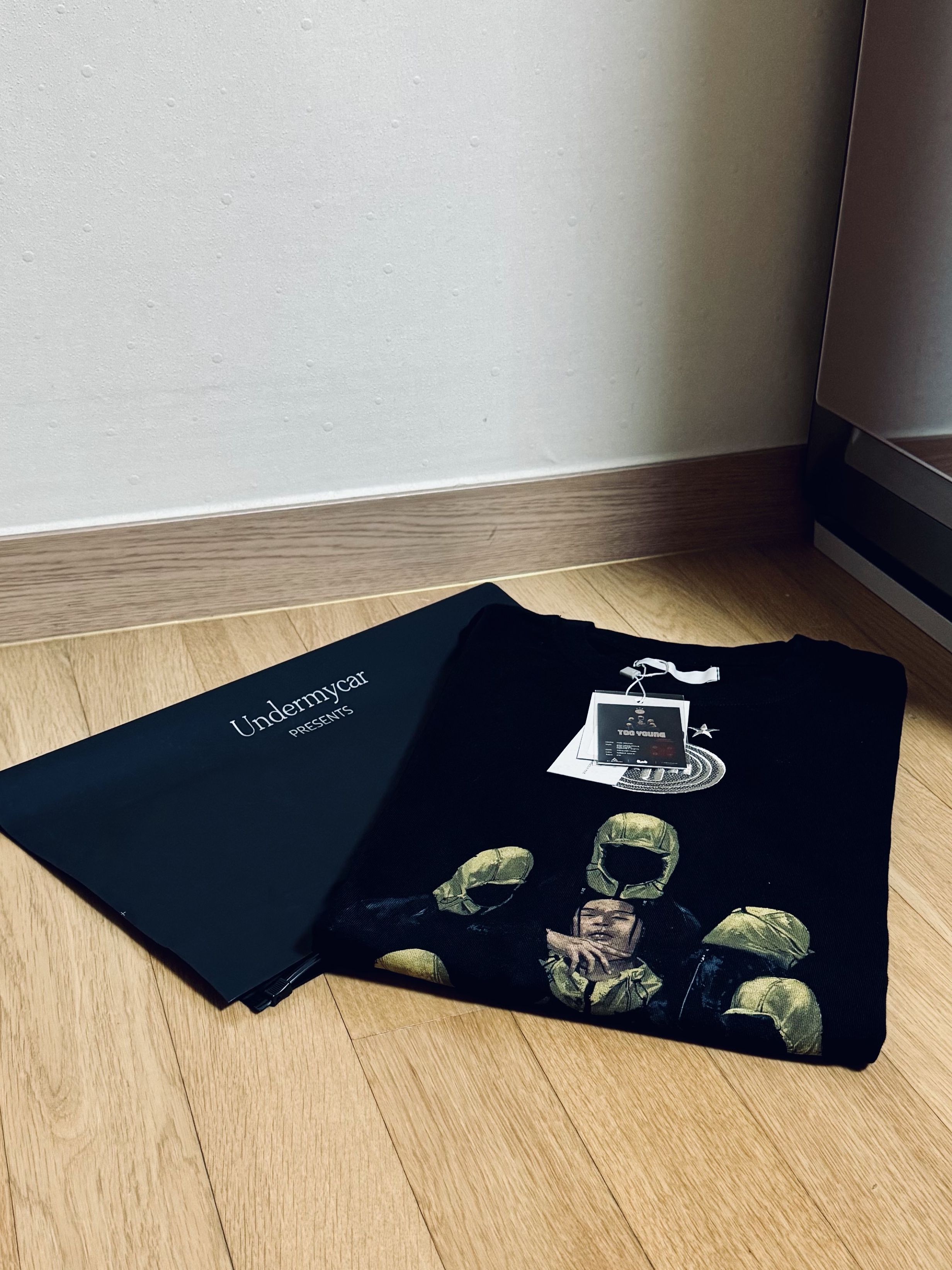 AP alchemy x Roh Yun Ha x Undermycar TOO YOUNG Emblem T-shirts - Amber Gold, AP alchemy x Roh Yun Ha x Undermycar TOO YOUNG EMBLEM HOODIE - Amber Gold 착용 스타일