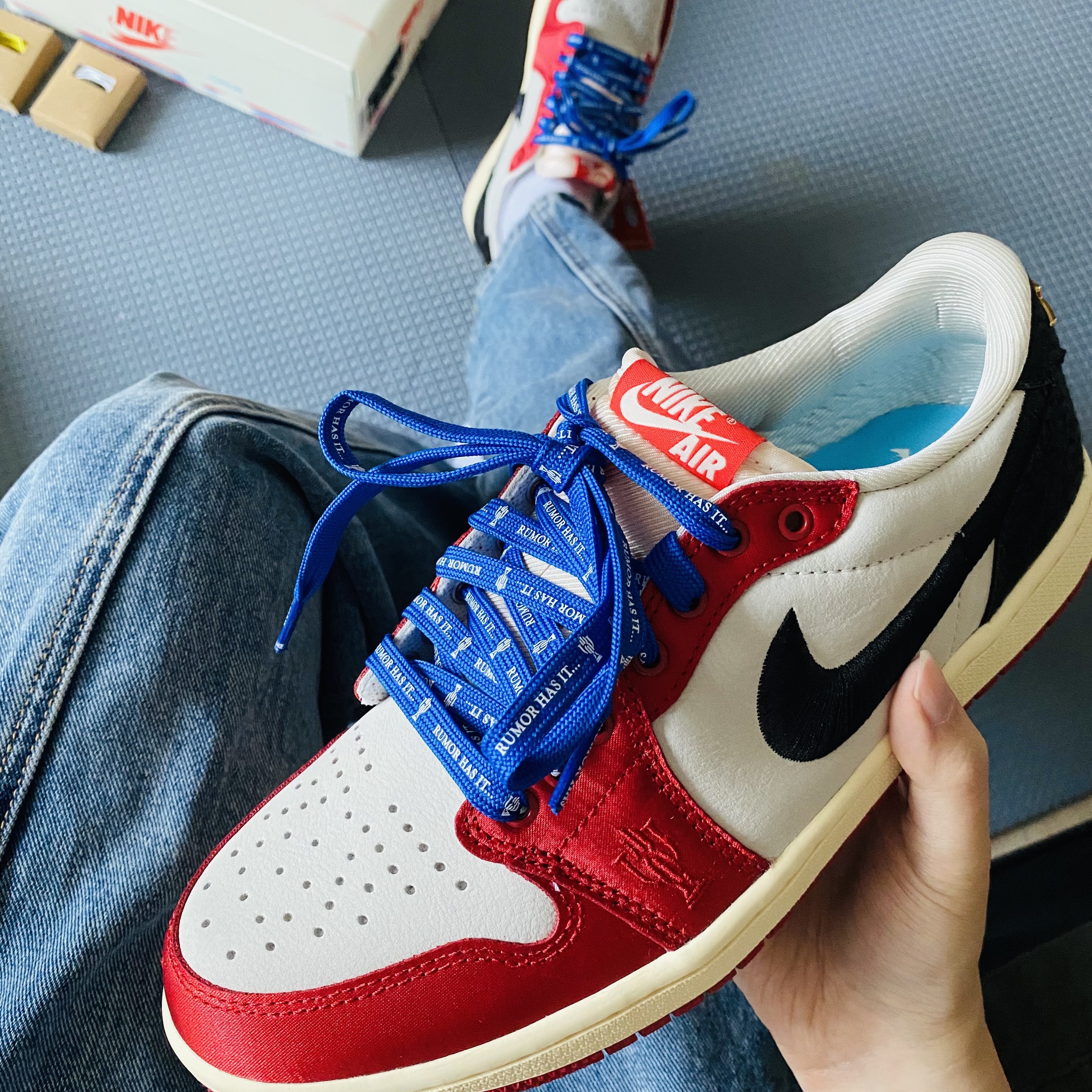 Jordan 1 x Trophy Room Retro Low OG SP Sail Varsity Red 착용 스타일 - 1