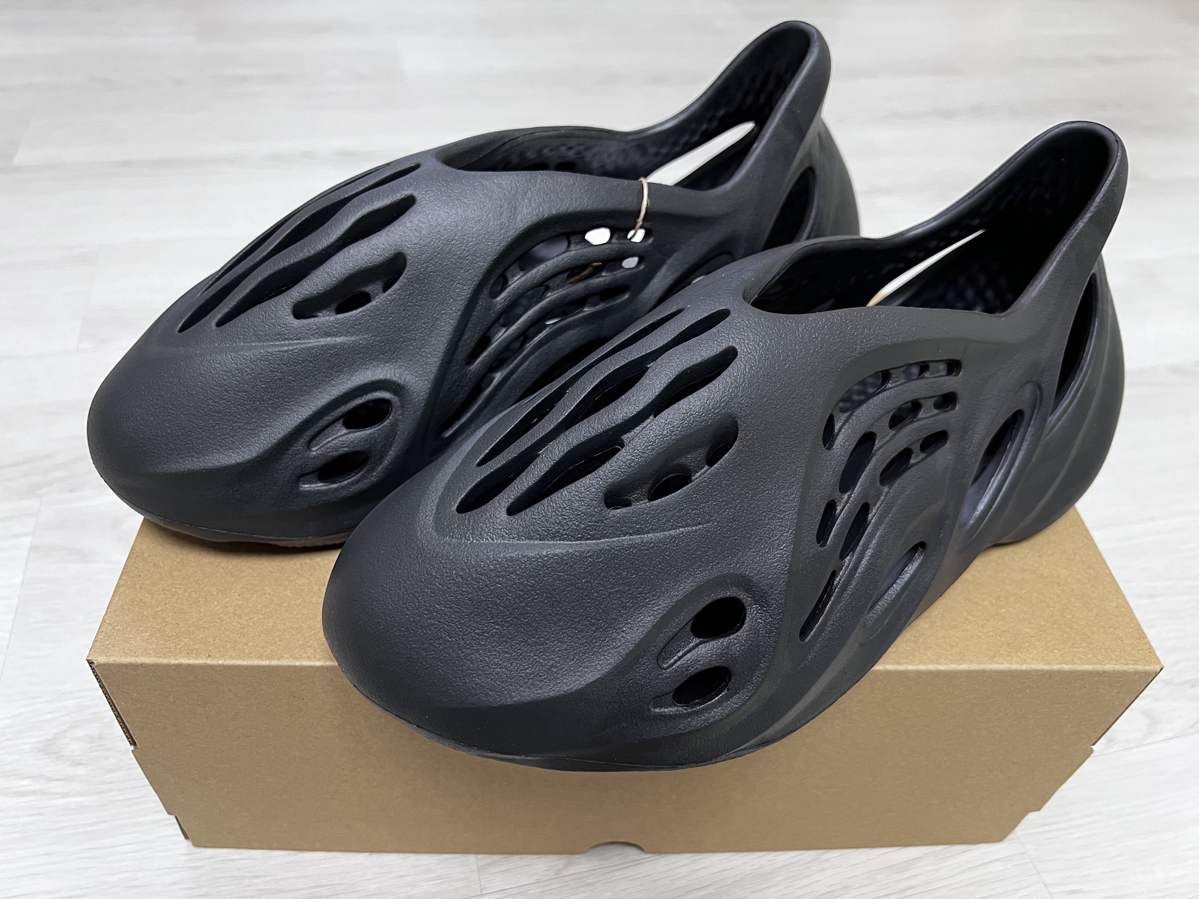 Adidas Yeezy Foam RNNR Onyx 착용 스타일