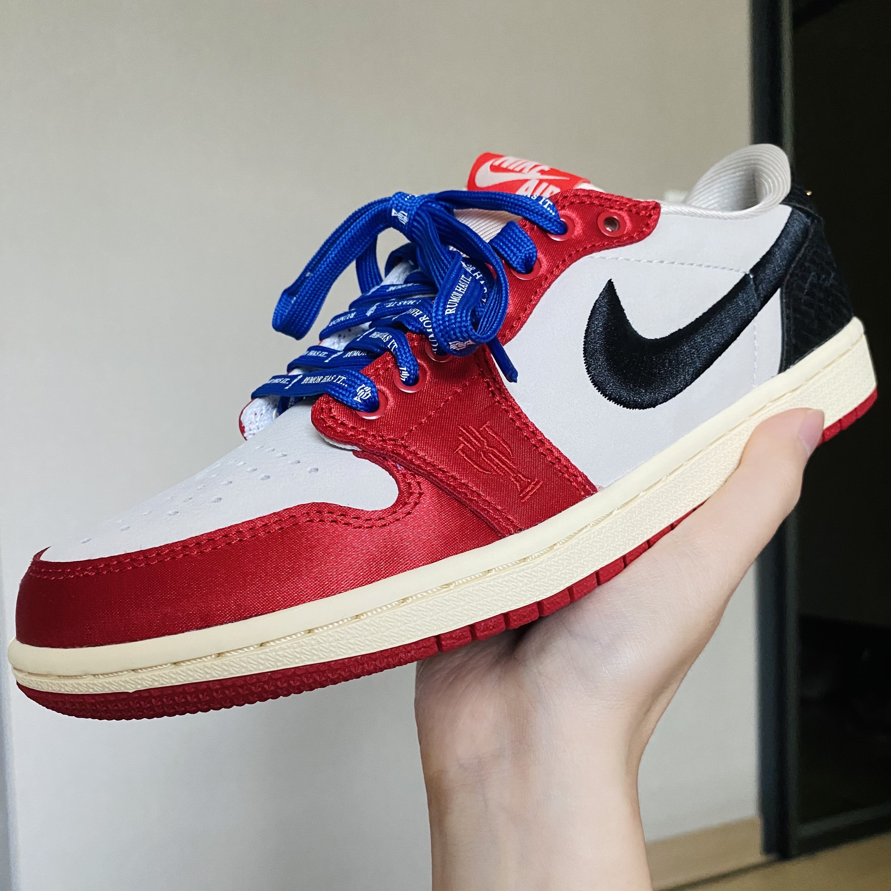Jordan 1 x Trophy Room Retro Low OG SP Sail Varsity Red 착용 스타일 - 7