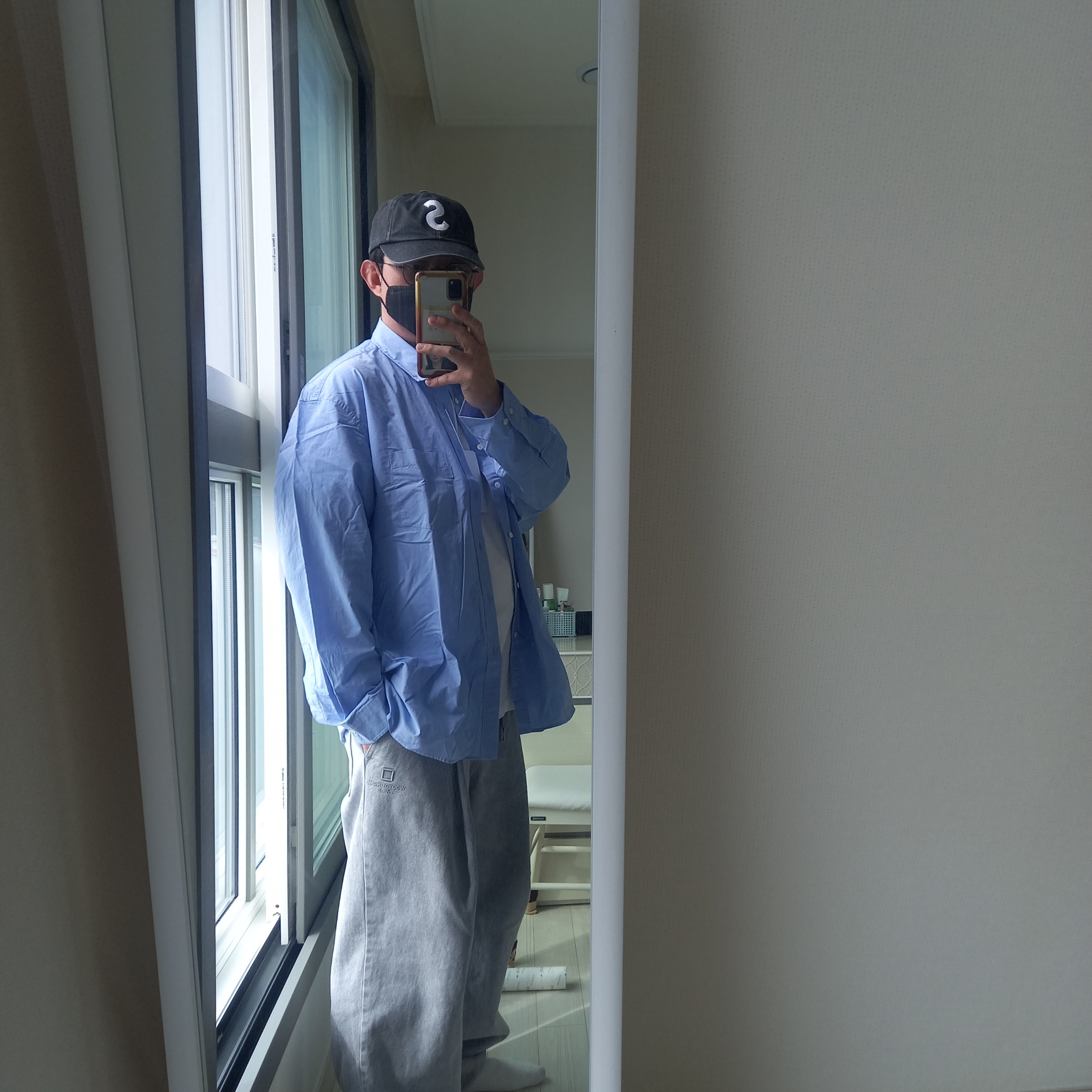 Pottery Comfort Shirt Giza Cotton 100/2 High Density Chambray Cloth Resilient Finish Blue, Wooyoungmi Cotton Back Logo T-Shirt White - 23FW 착용 스타일 - 3