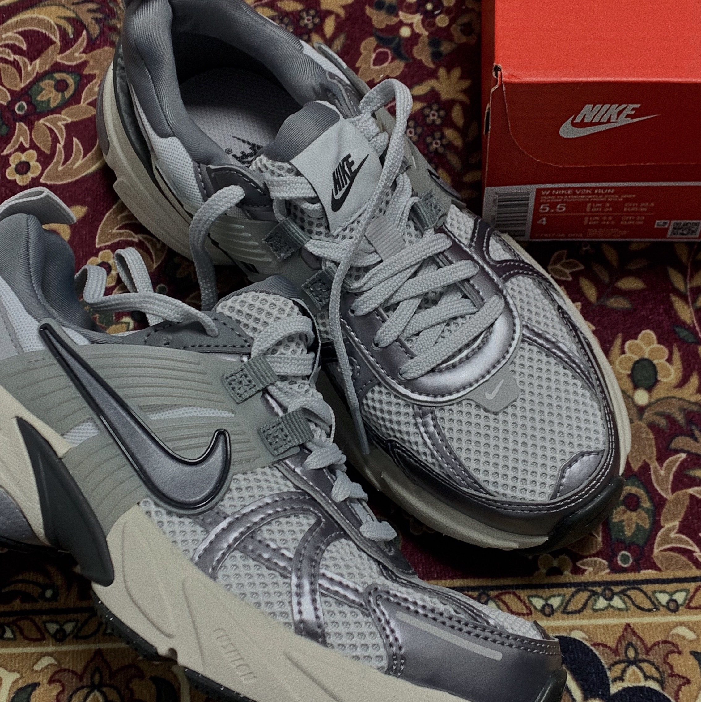Nike V2K Run Pure Platinum Wolf Grey 착용 스타일