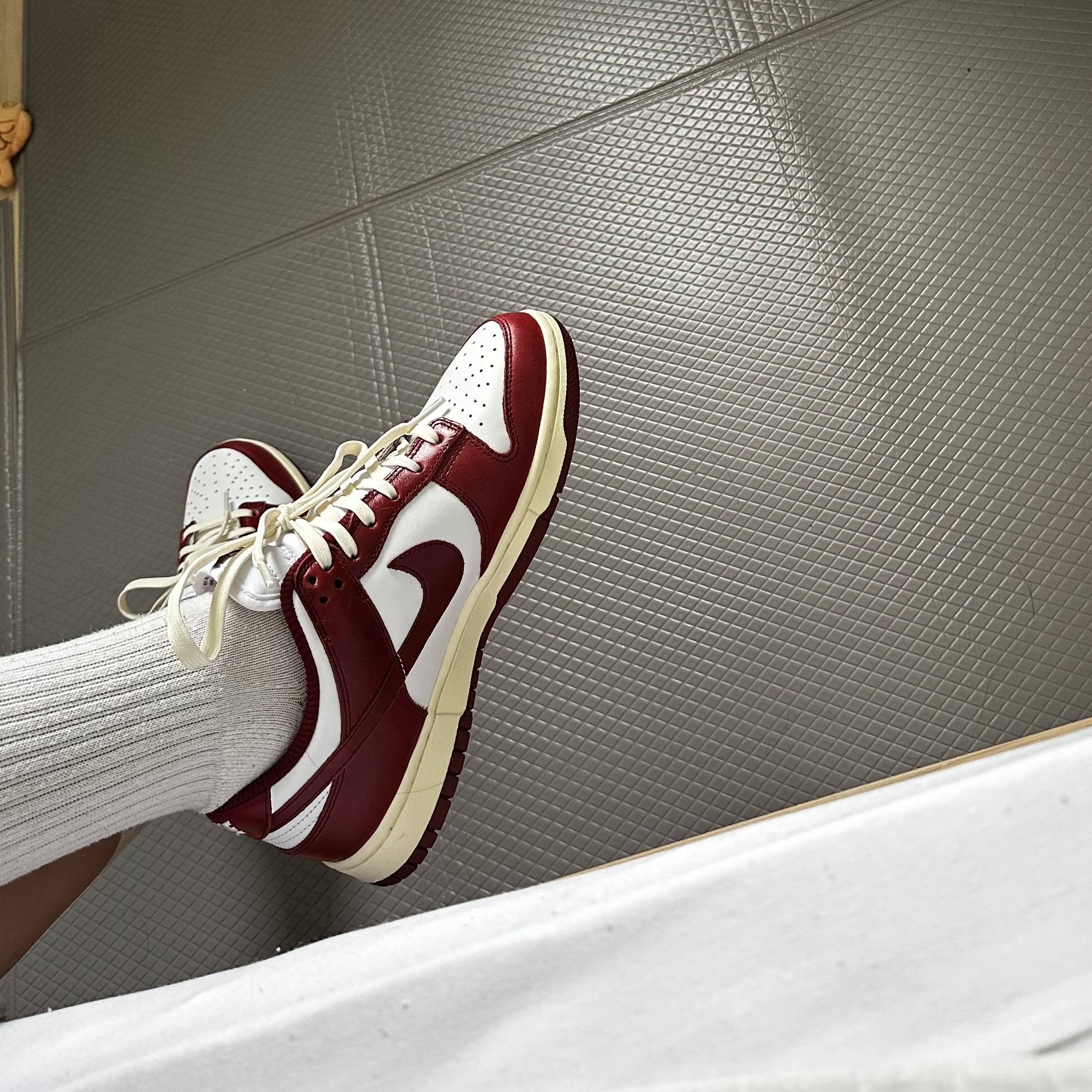 (W) Nike Dunk Low Retro PRM Team Red and White 착용 스타일