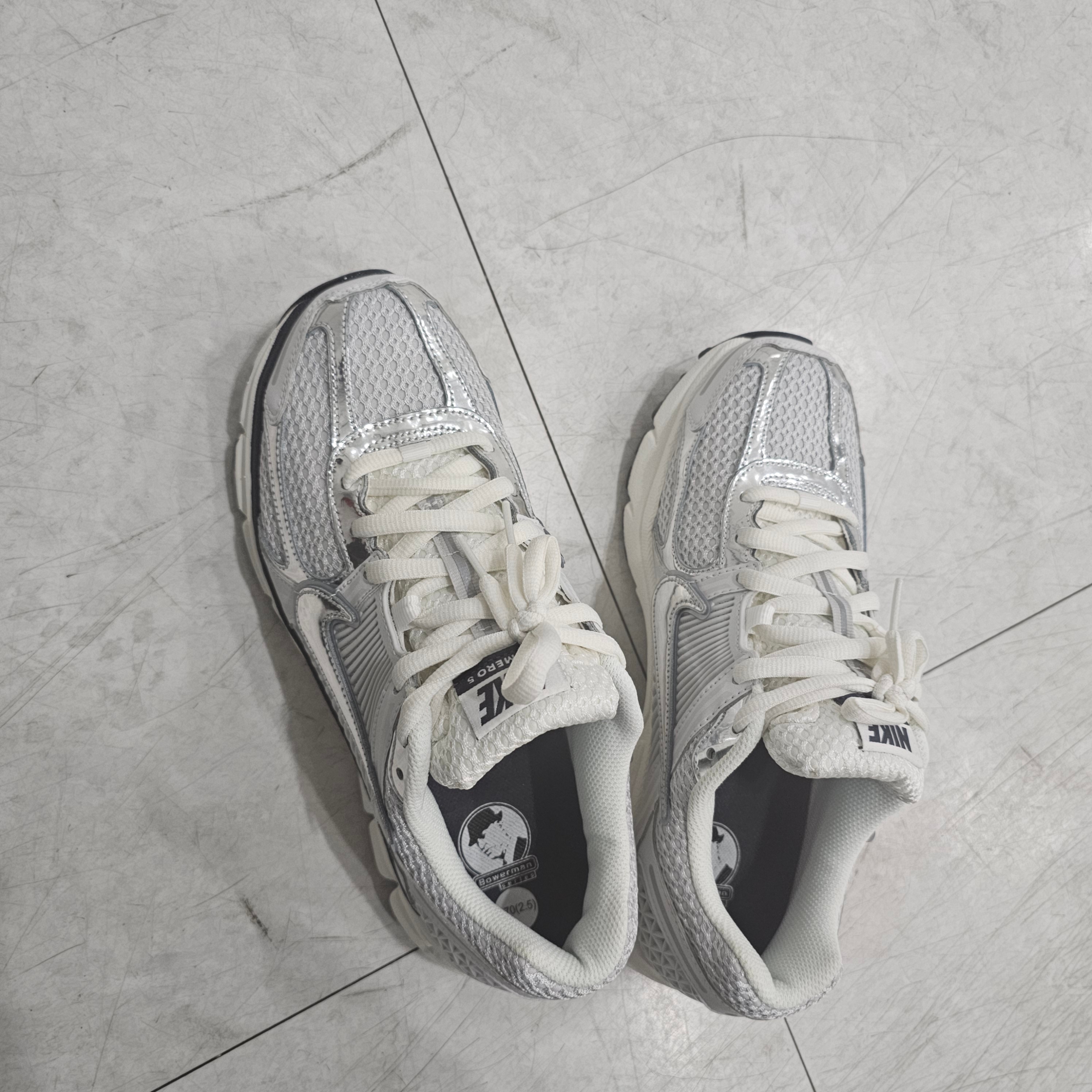 (W) Nike Zoom Vomero 5 Photon Dust and Metallic Silver 착용 스타일