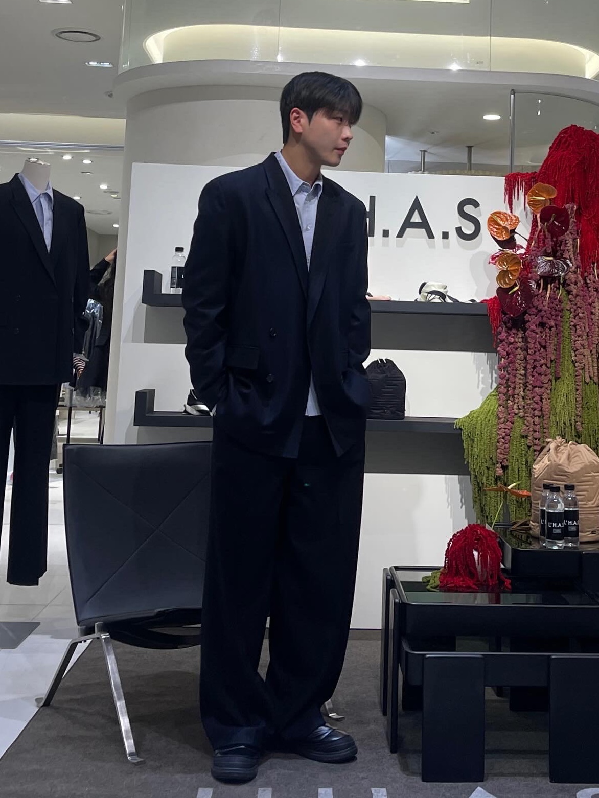 [KREAM 단독] Lhas De Base Relax-Rised Back Tap Pants R Navy Stripe, [KREAM 단독] Lhas De Base Genderless Double Breasted Mens Jacket R Navy Stripe 착용 스타일 - 3