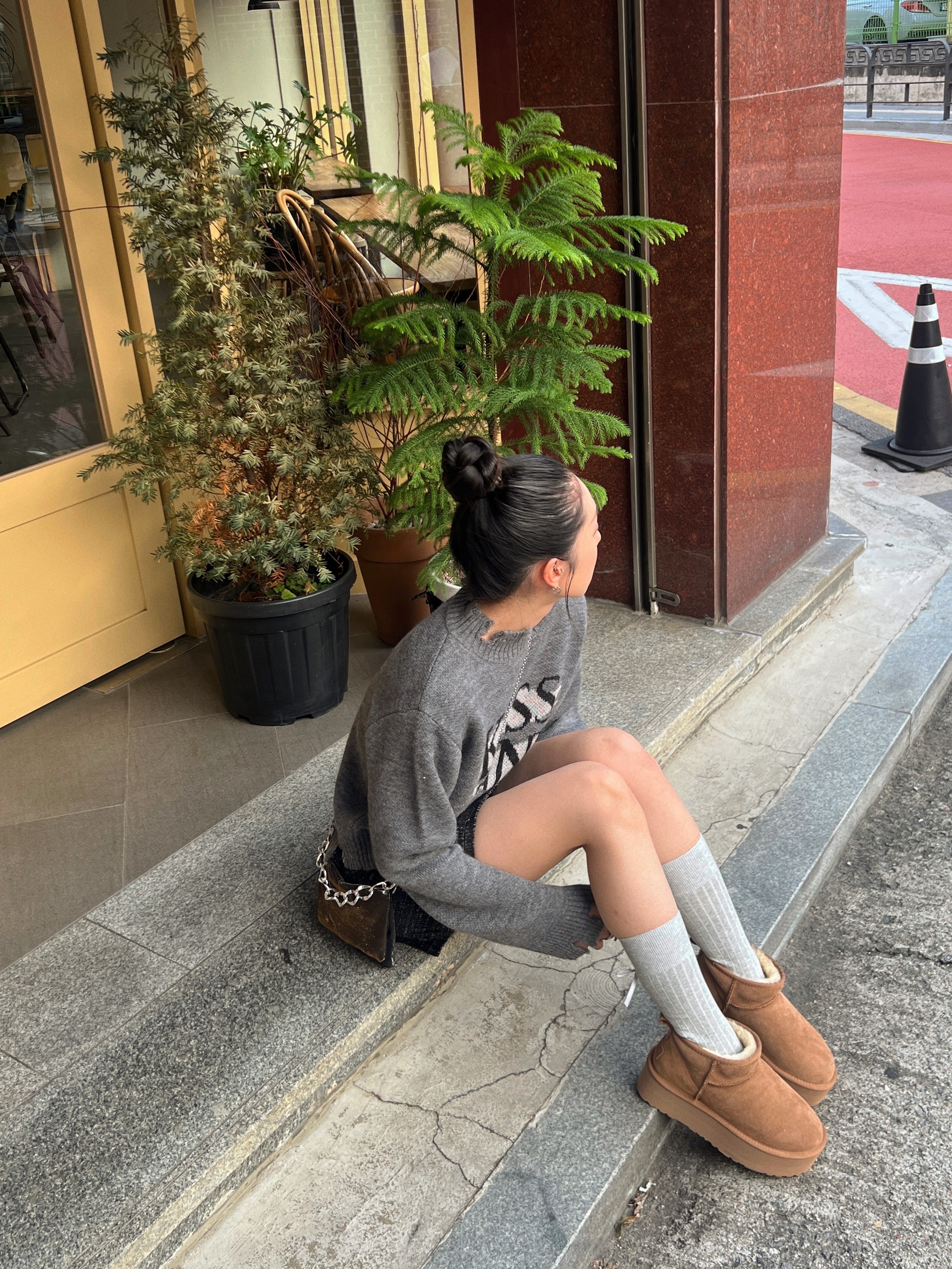 (W) UGG Classic Ultra Mini Platform Boots Chestnut 착용 스타일 - 2