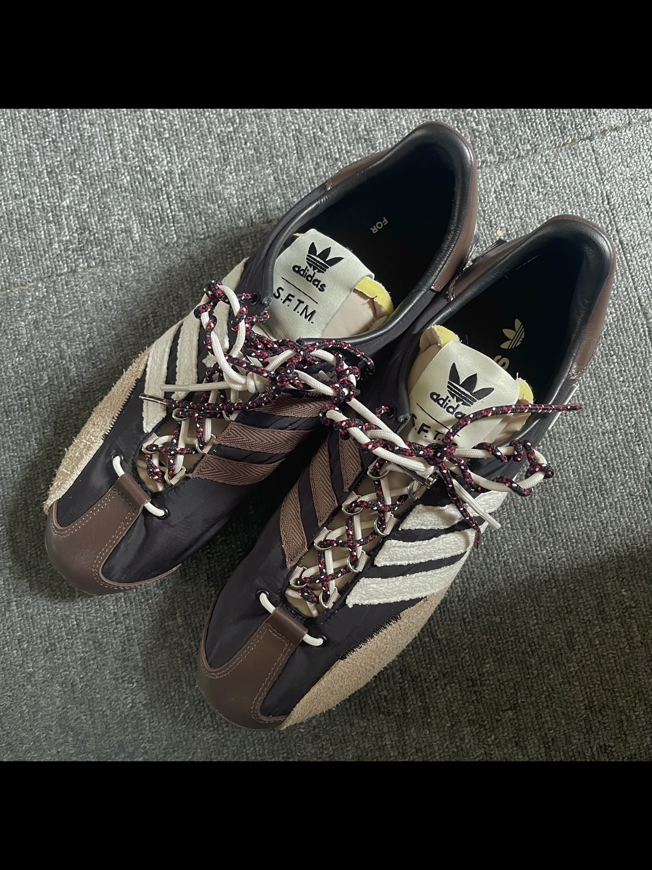 Adidas x Song for the Mute Country OG Core Black Core White 착용 스타일 - 2