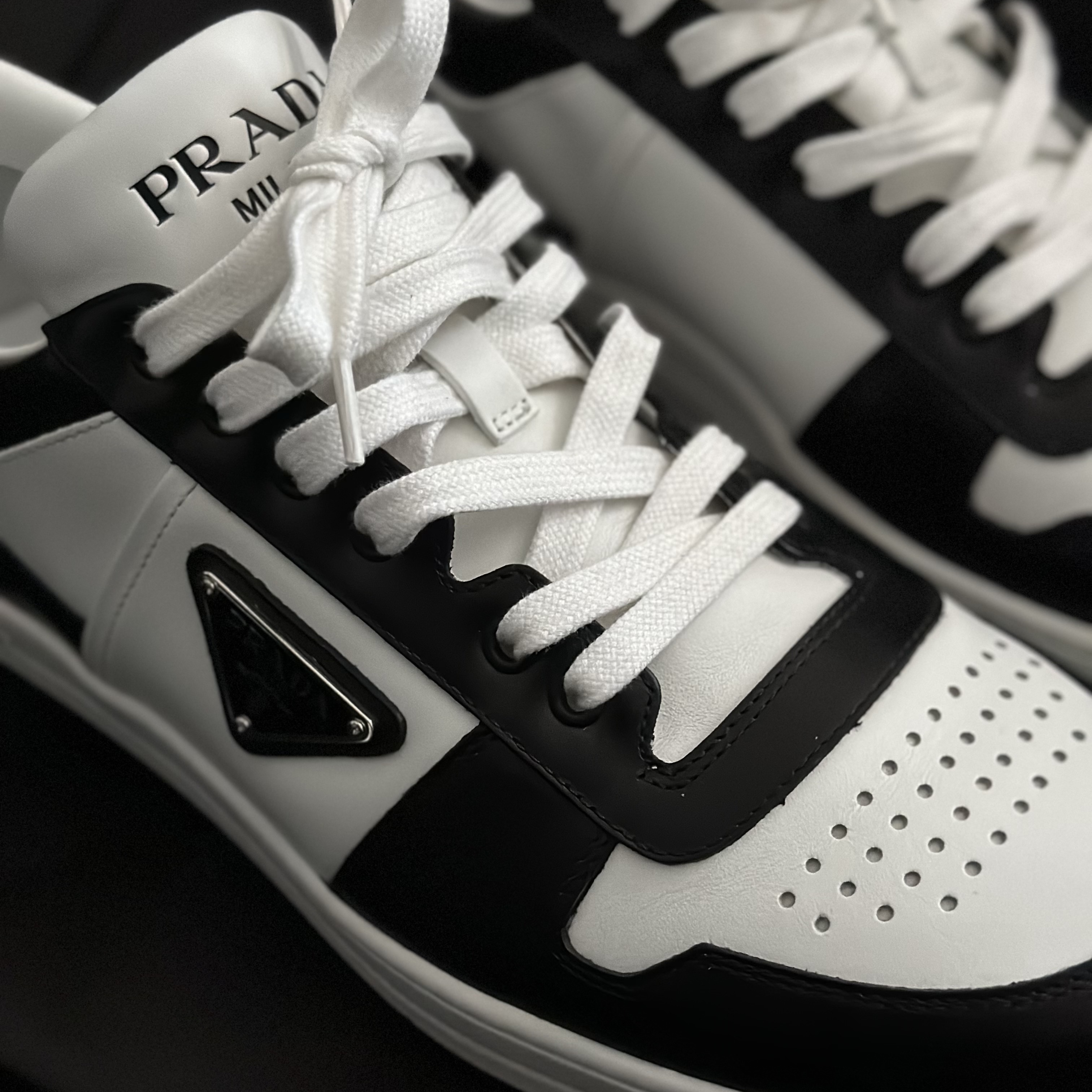 Prada Downtown Leather Sneakers White Black 착용 스타일 - 2