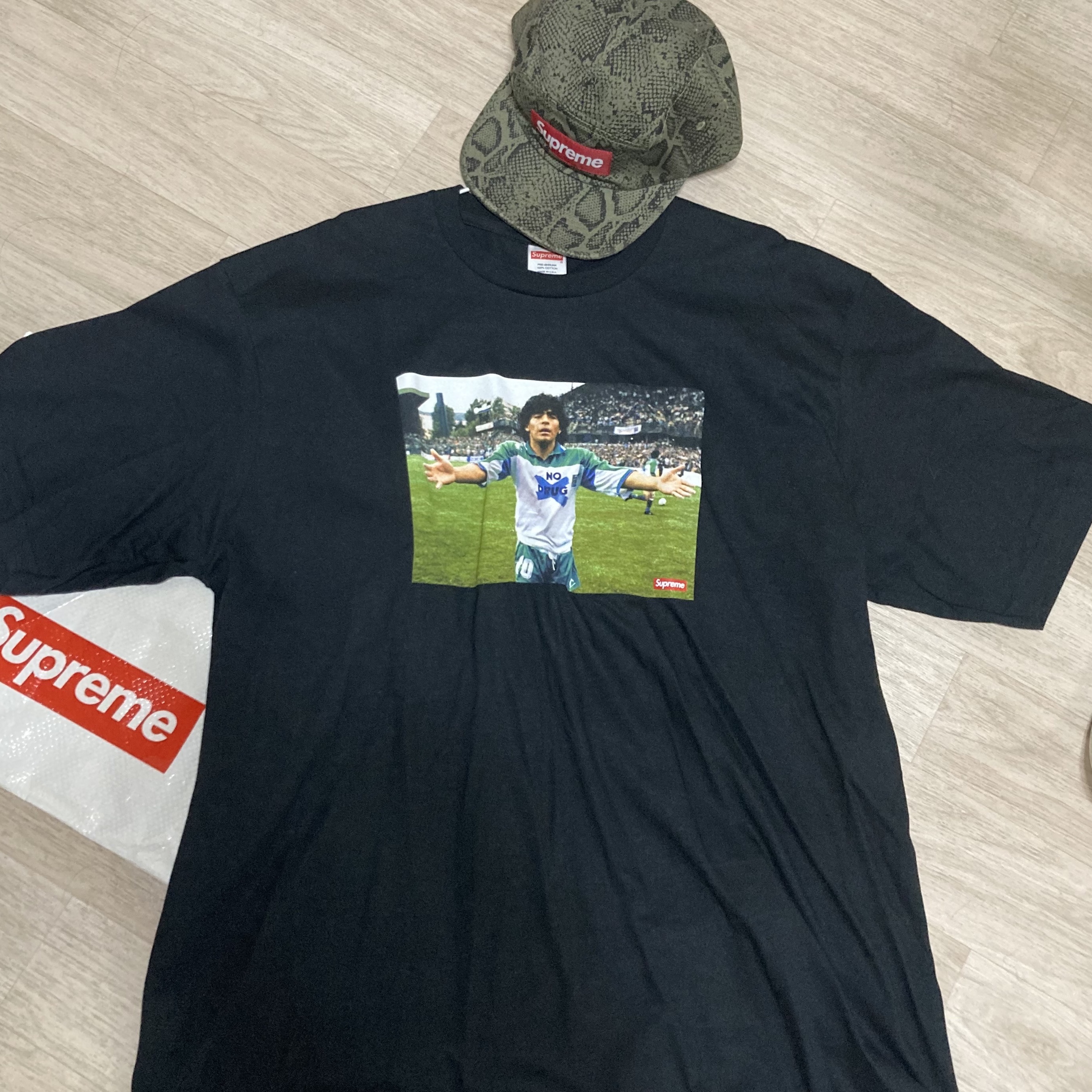 Supreme Maradona T-Shirt Black - 24SS, Supreme Washed Chino Twill Camp Cap Snake - 24SS 착용 스타일