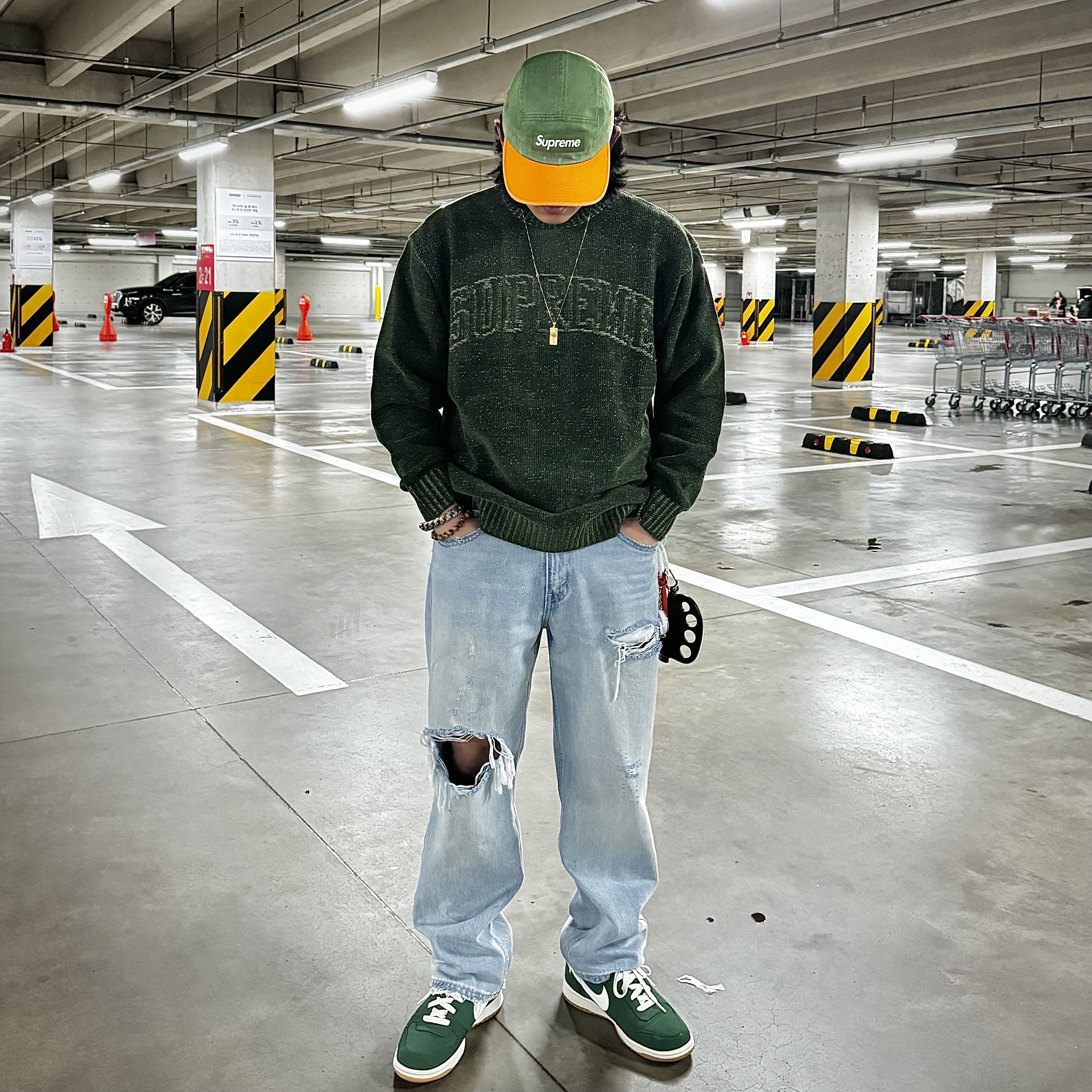 Supreme Contrast Arc Sweater Olive - 24SS, Supreme Pigment 2-Tone Camp Cap Green - 24SS 착용 스타일 - 2