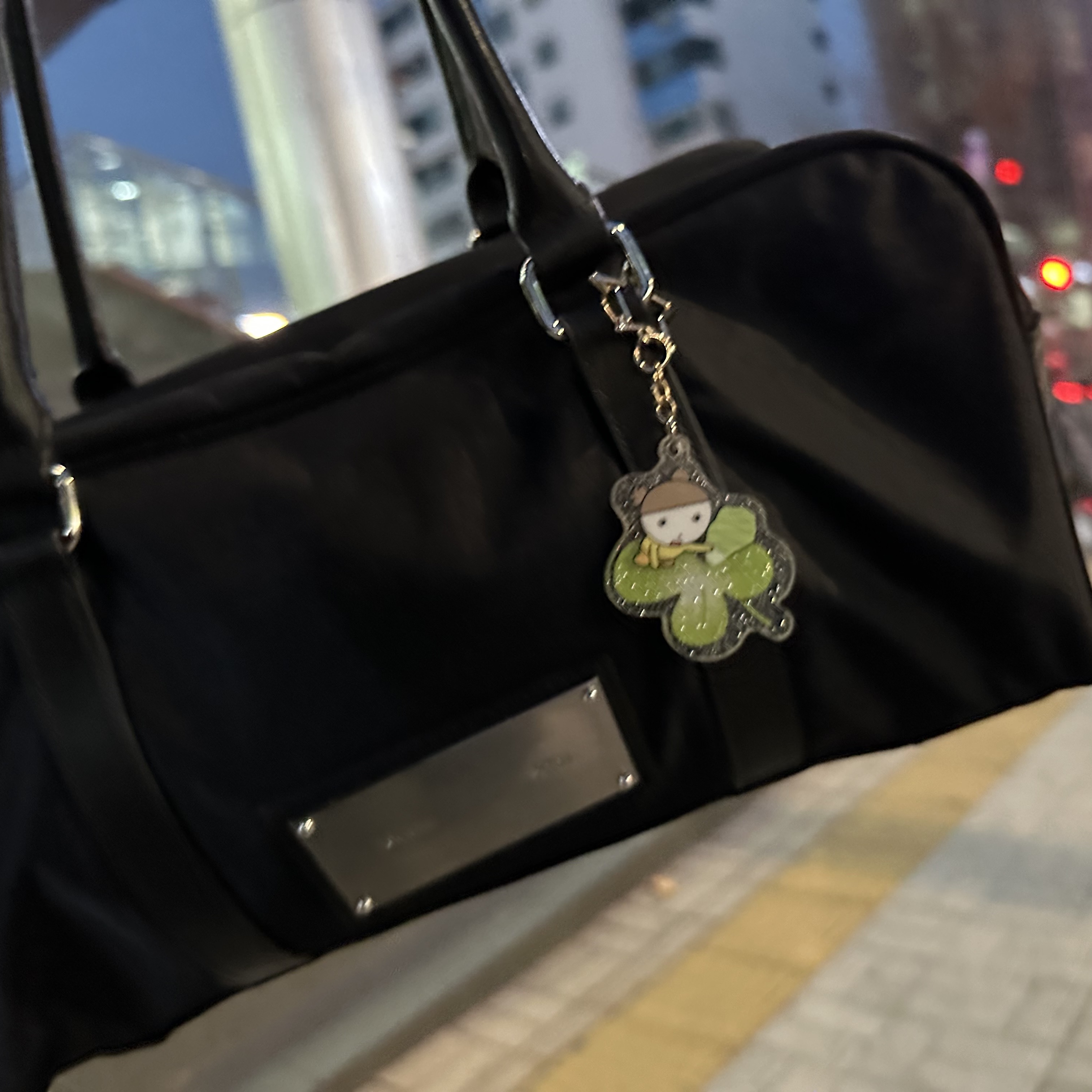Matin Kim Sporty Tote Bag Black 착용 스타일