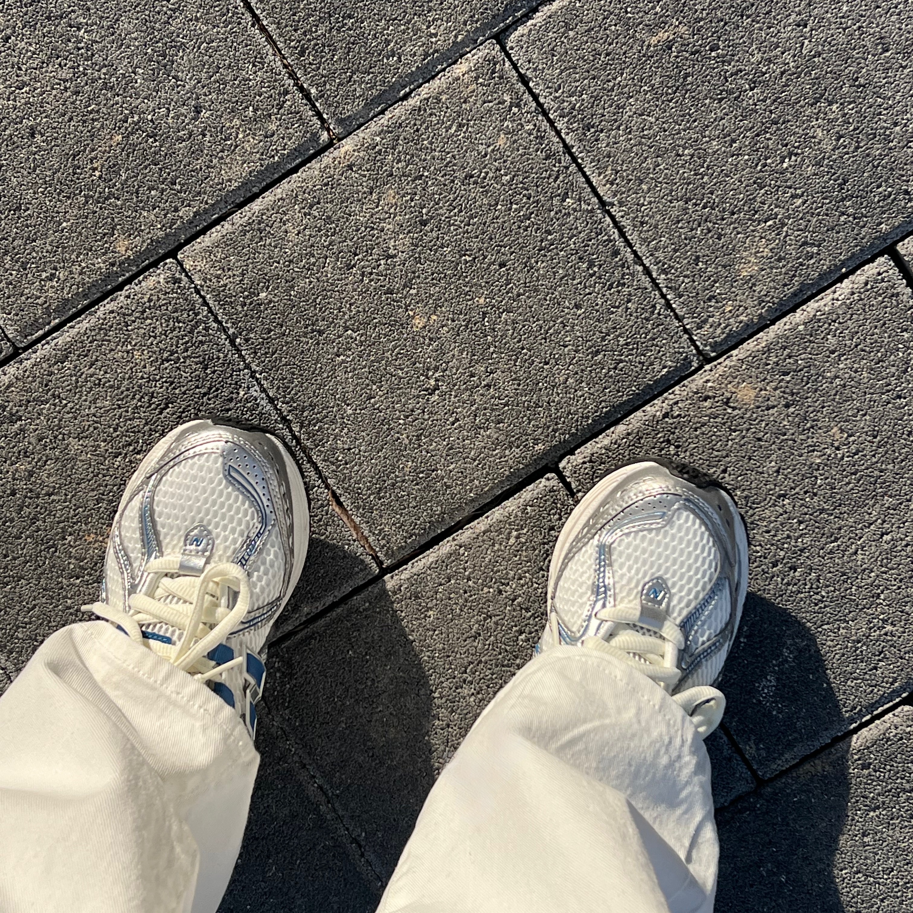 New Balance 1906R Silver Metallic Blue 착용 스타일