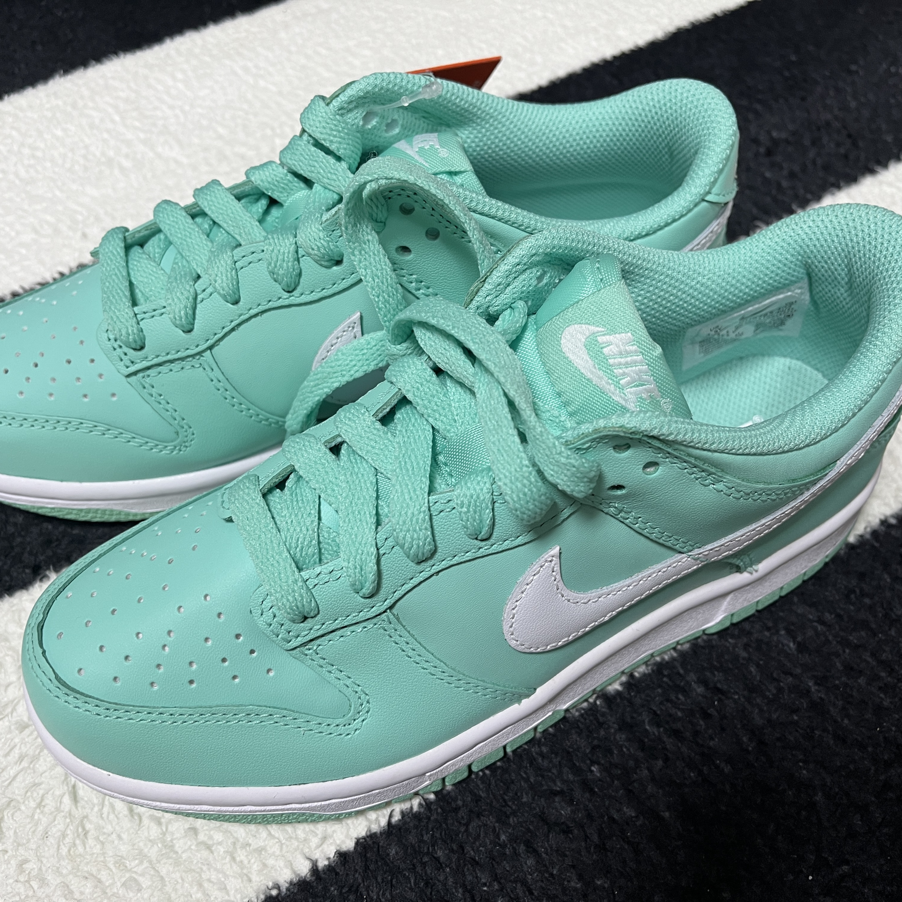 (GS) Nike Dunk Low Emerald Rise White 착용 스타일