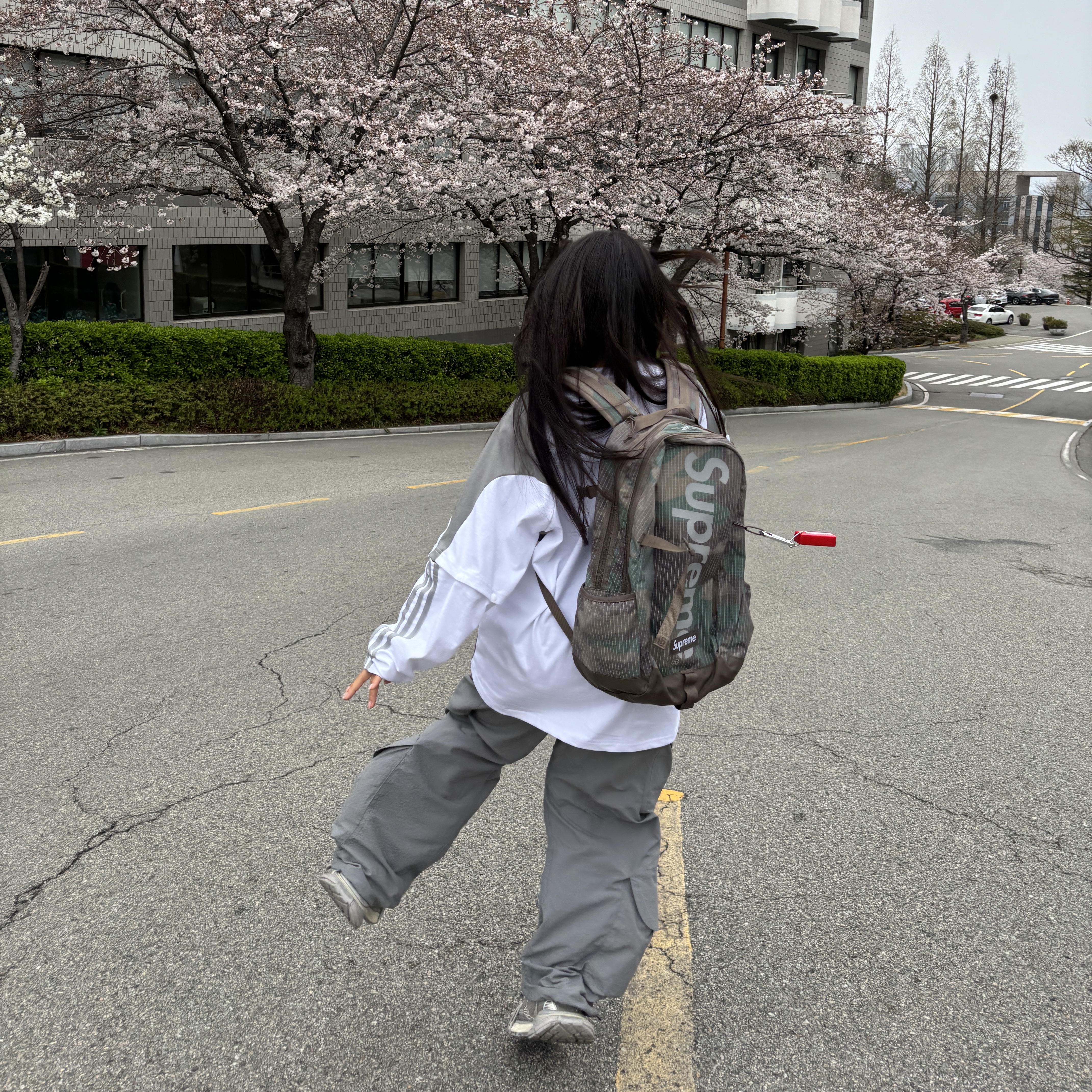 Supreme Backpack Woodland Camo - 24SS, Supreme Floating Keychain Red - 23FW 착용 스타일 - 2