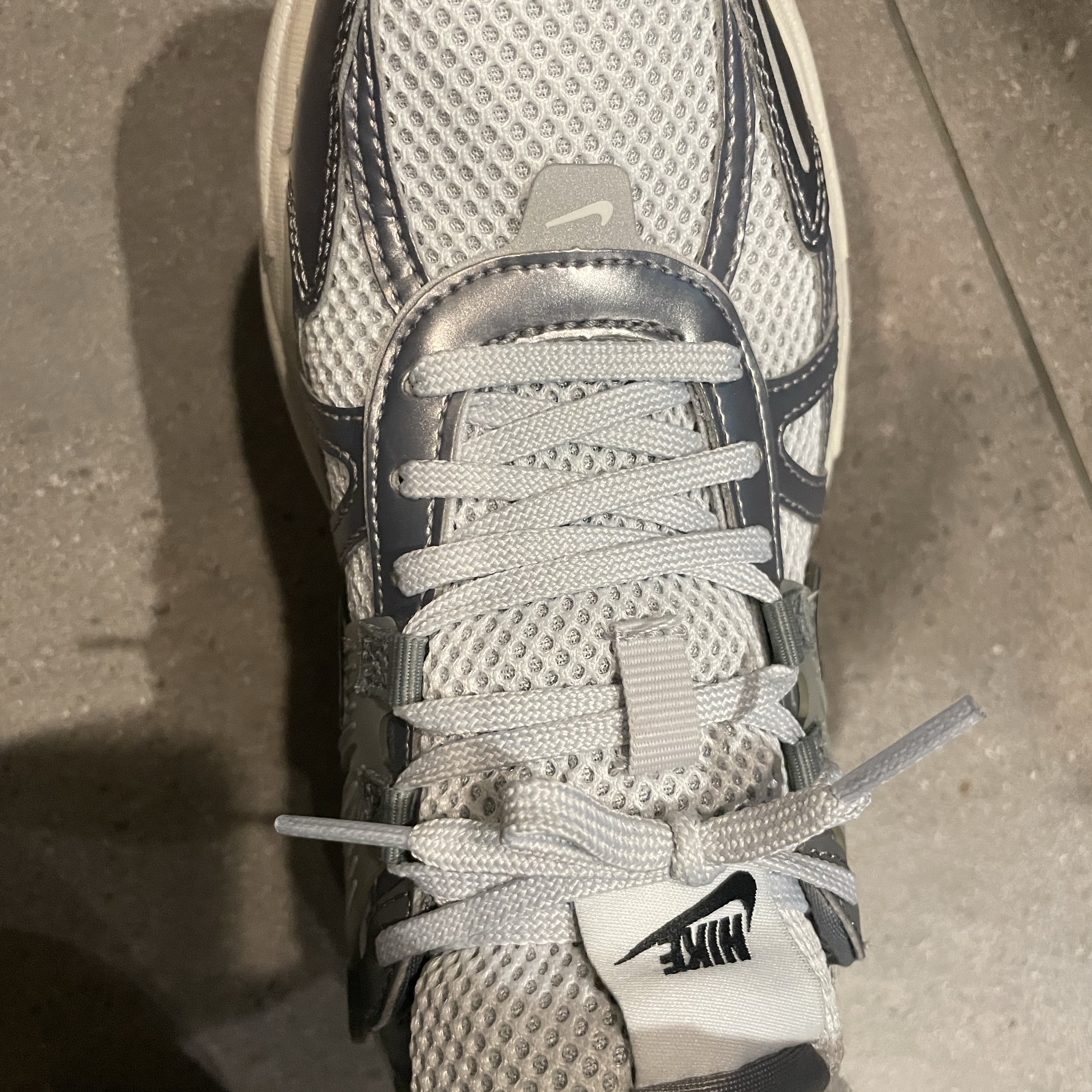Nike V2K Run Pure Platinum Wolf Grey 착용 스타일