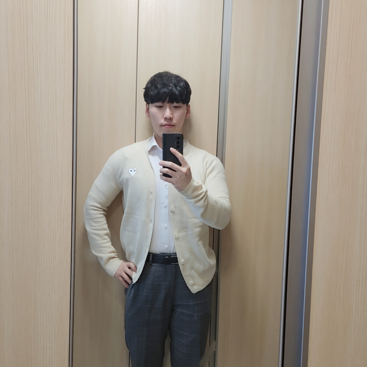 Play Comme des Garcons White Heart Knit Cardigan Natural 착용 스타일 - 2