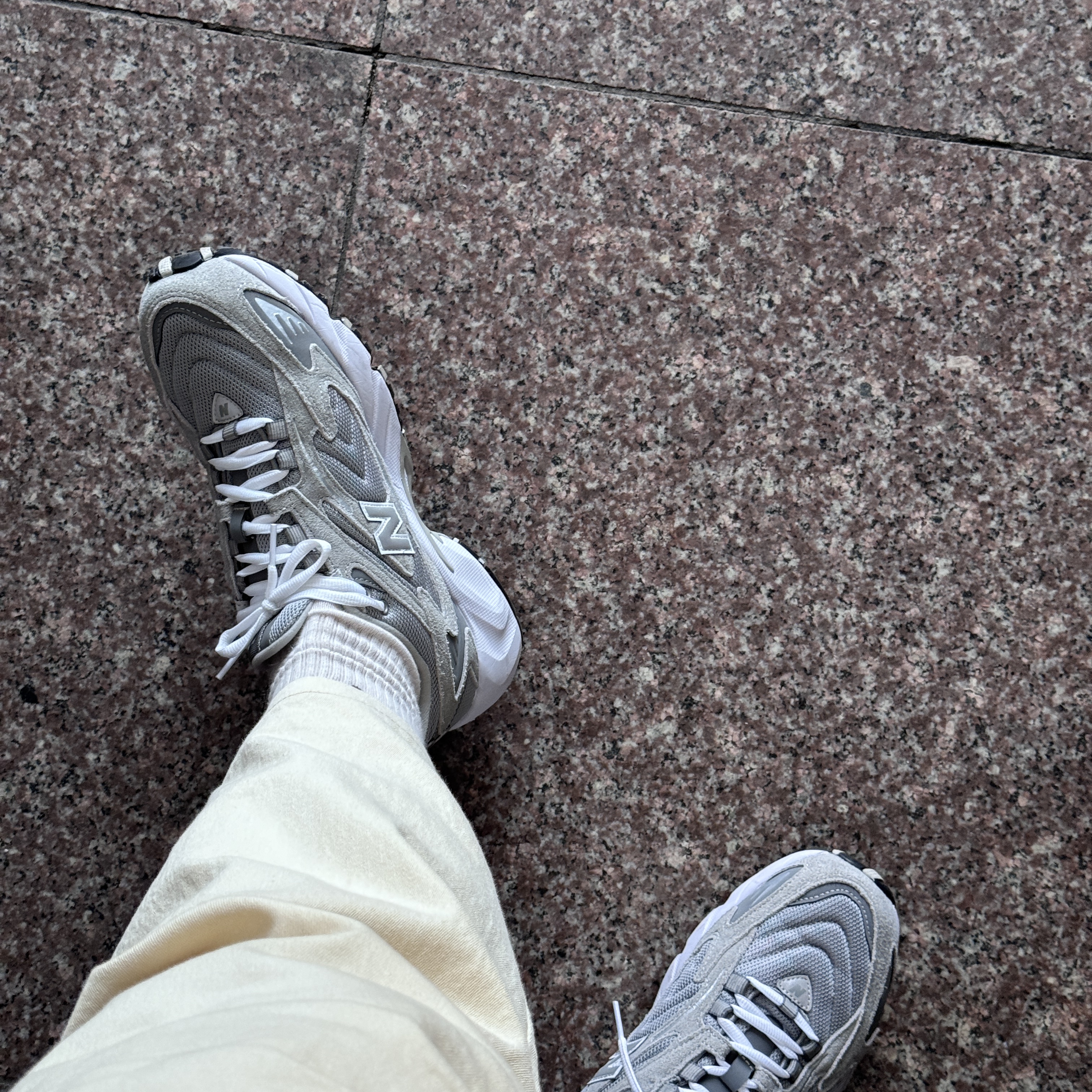 New Balance 725 Grey 착용 스타일