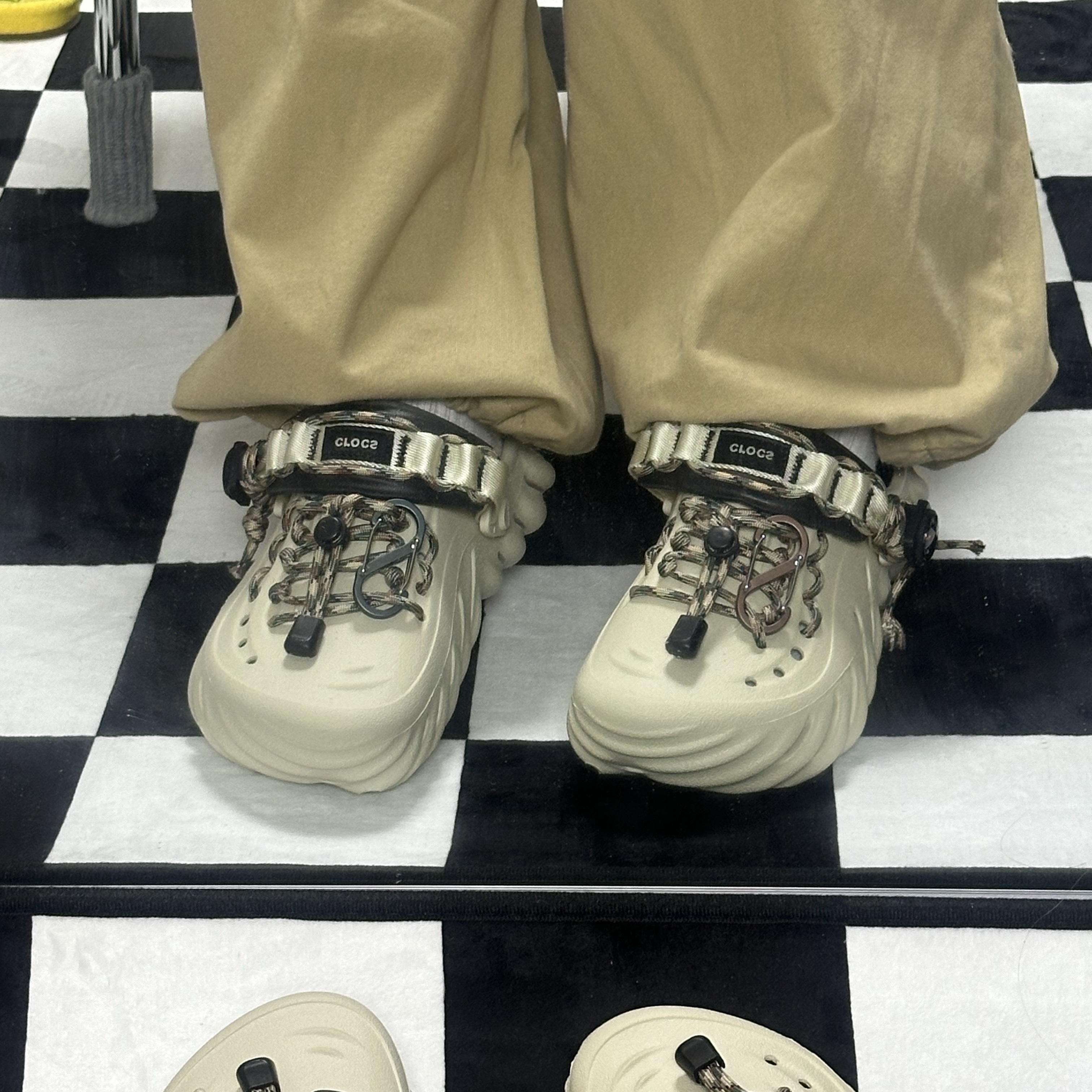Crocs Echo Clog Bone Black 착용 스타일 - 1