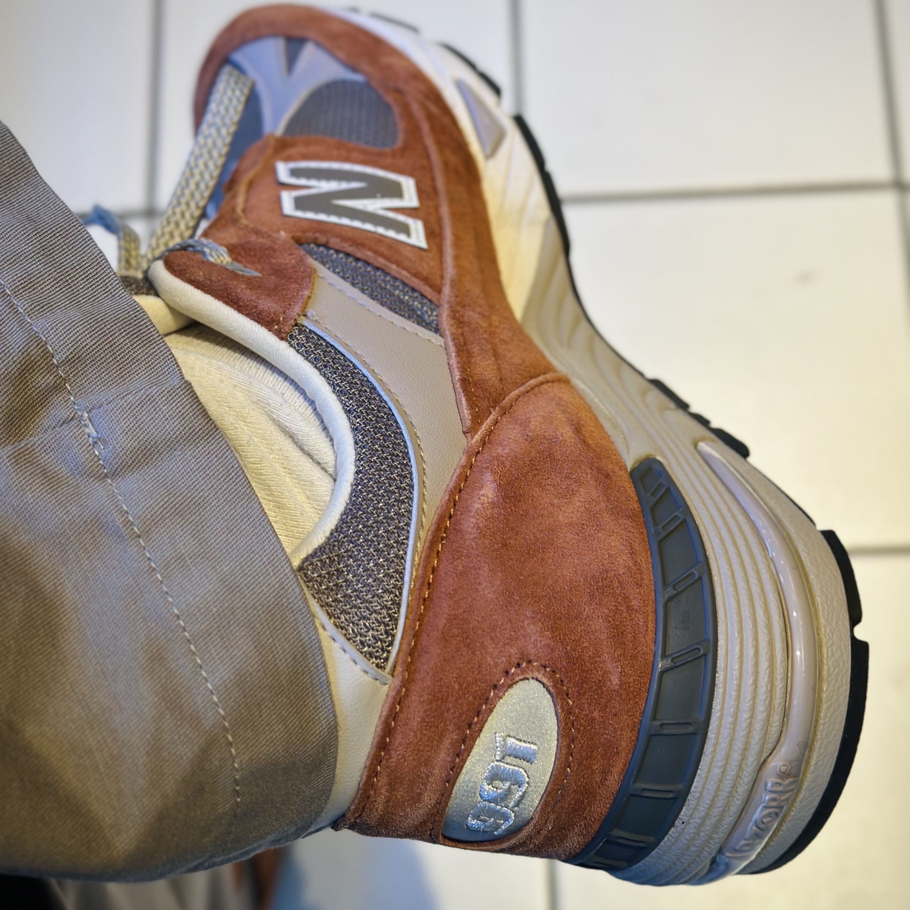 New Balance 991 Made in UK Sequoia Falcon 착용 스타일 - 2