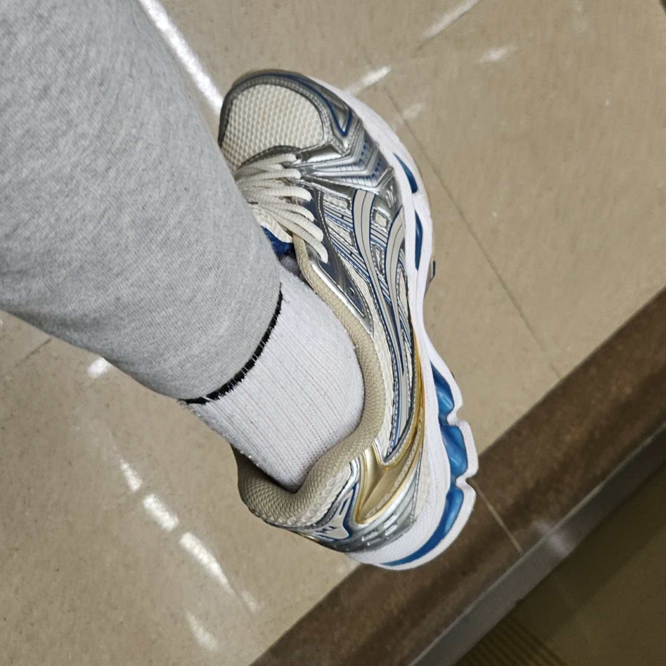 Asics Gel-Kayano 14 Cream Pure Silver, Asics Gel-Kayano Legacy White Black 착용 스타일 - 1