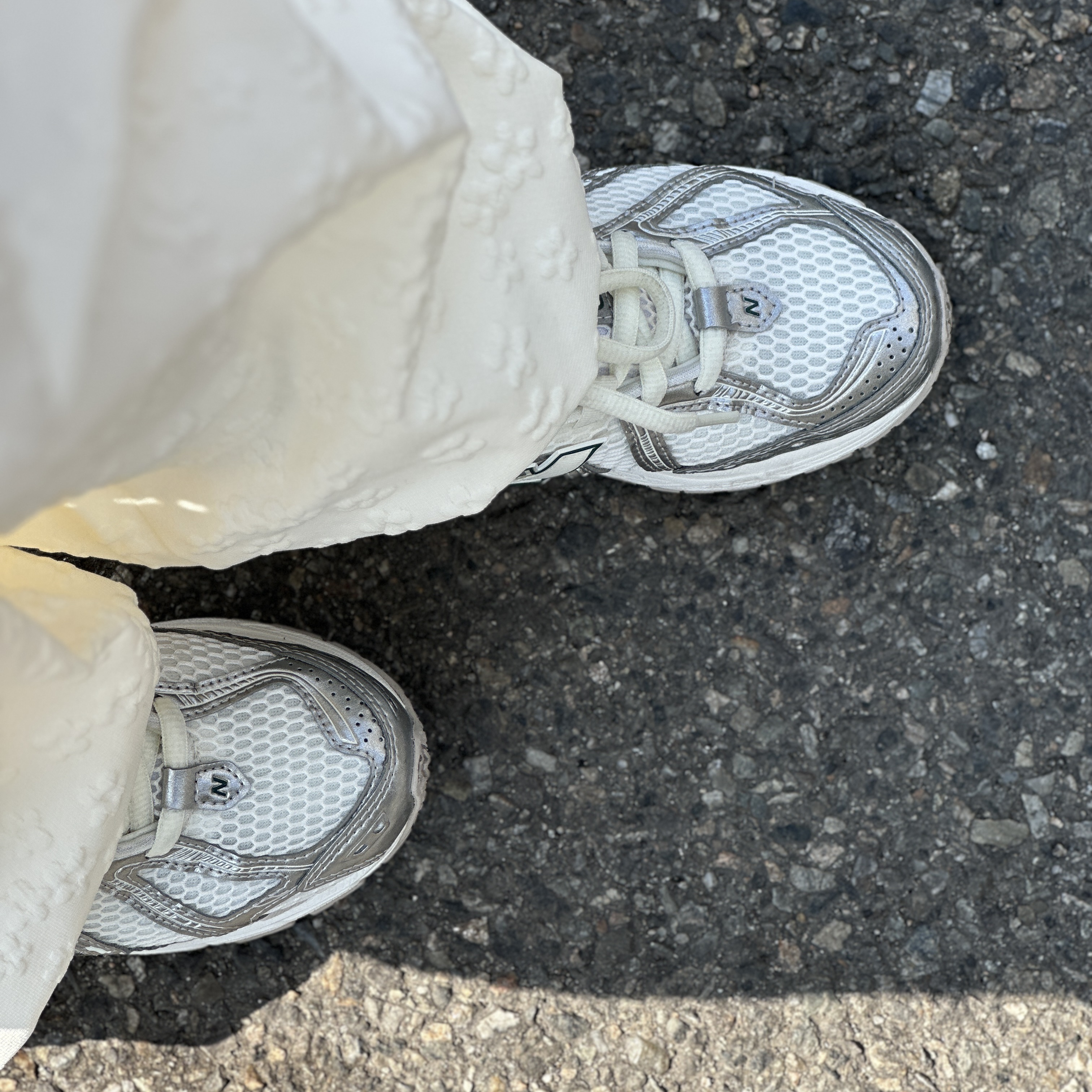 New Balance 1906R Silver Metallic Sea Salt 착용 스타일 - 2