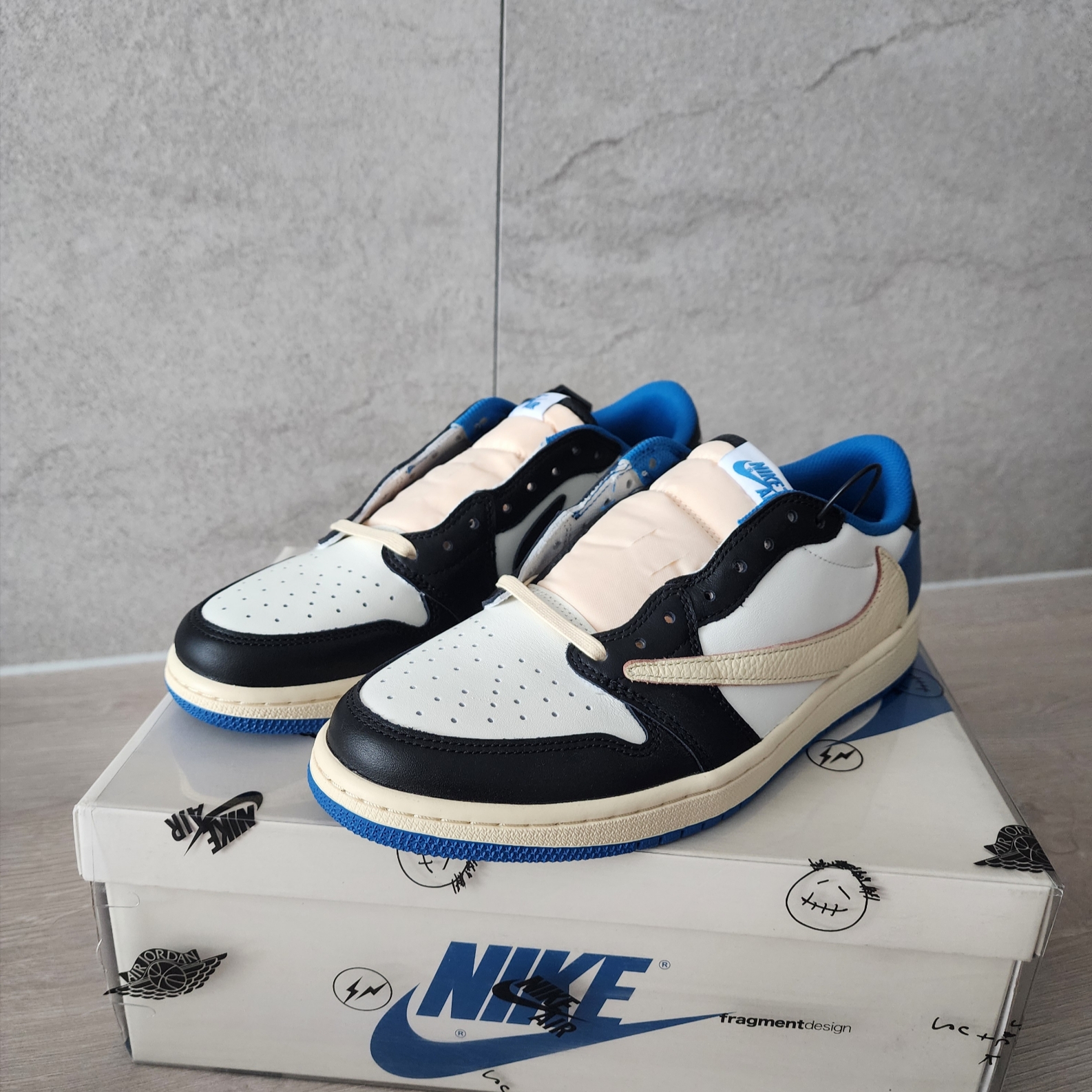 Jordan 1 x Travis Scott x Fragment Retro Low OG SP Military Blue 착용 스타일