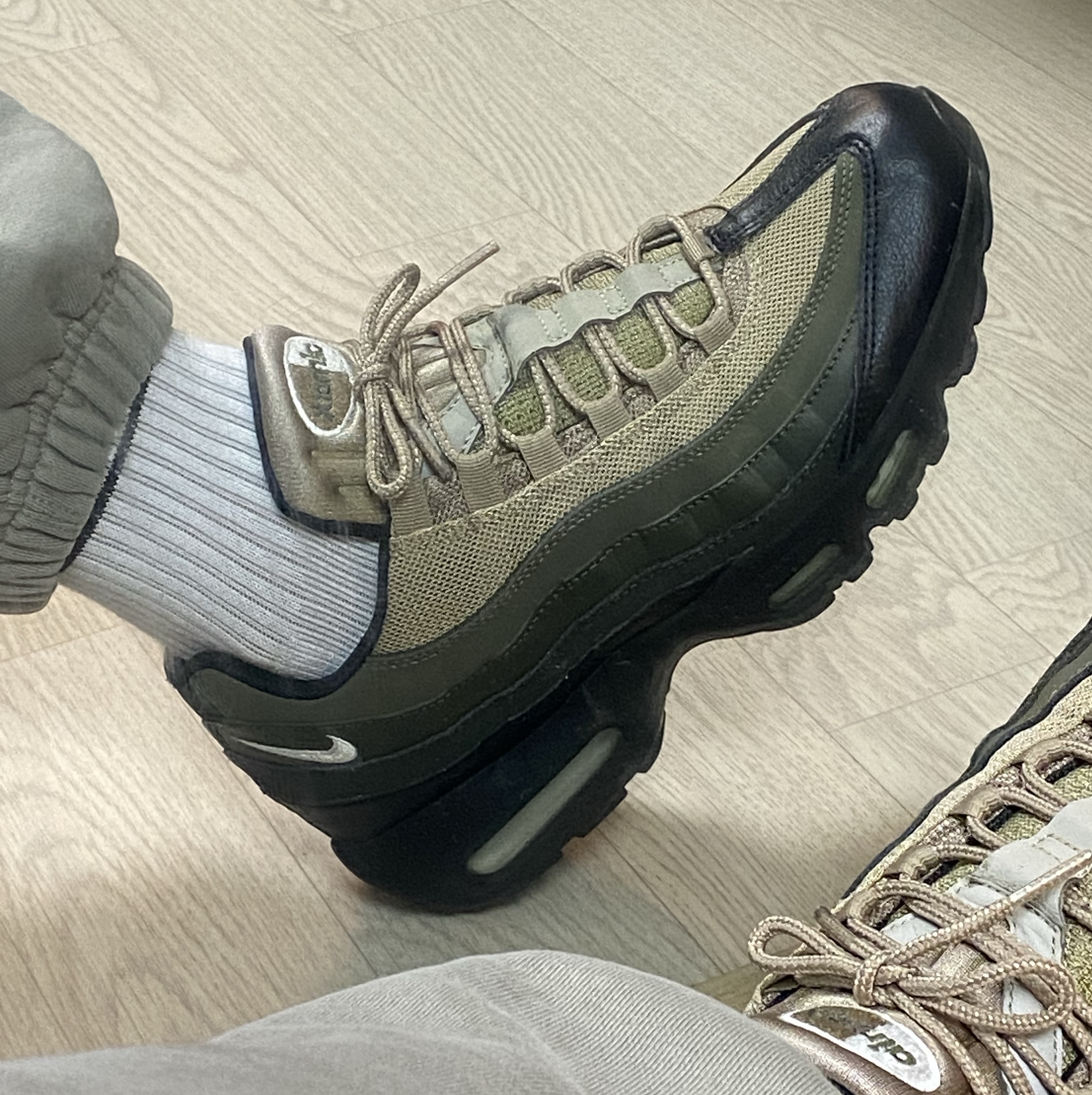 Nike Air Max 95 Essential Sequoia, Nike NRG Solo Swoosh Fleece Pants Light Army - US/EU 착용 스타일 - 2