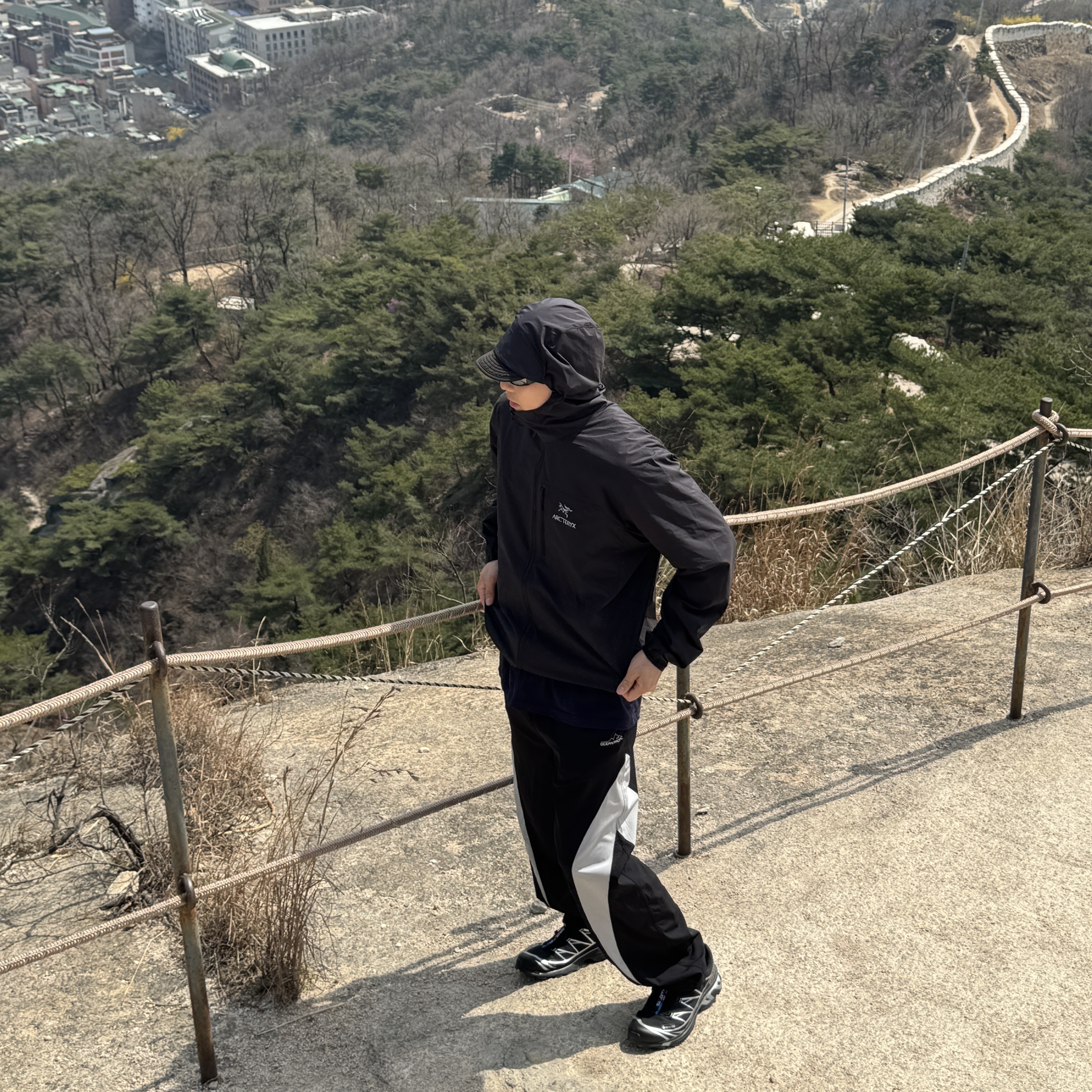 Arc'teryx Squamish Hoody Black, Salomon XT-6 GTX Black Silver 착용 스타일