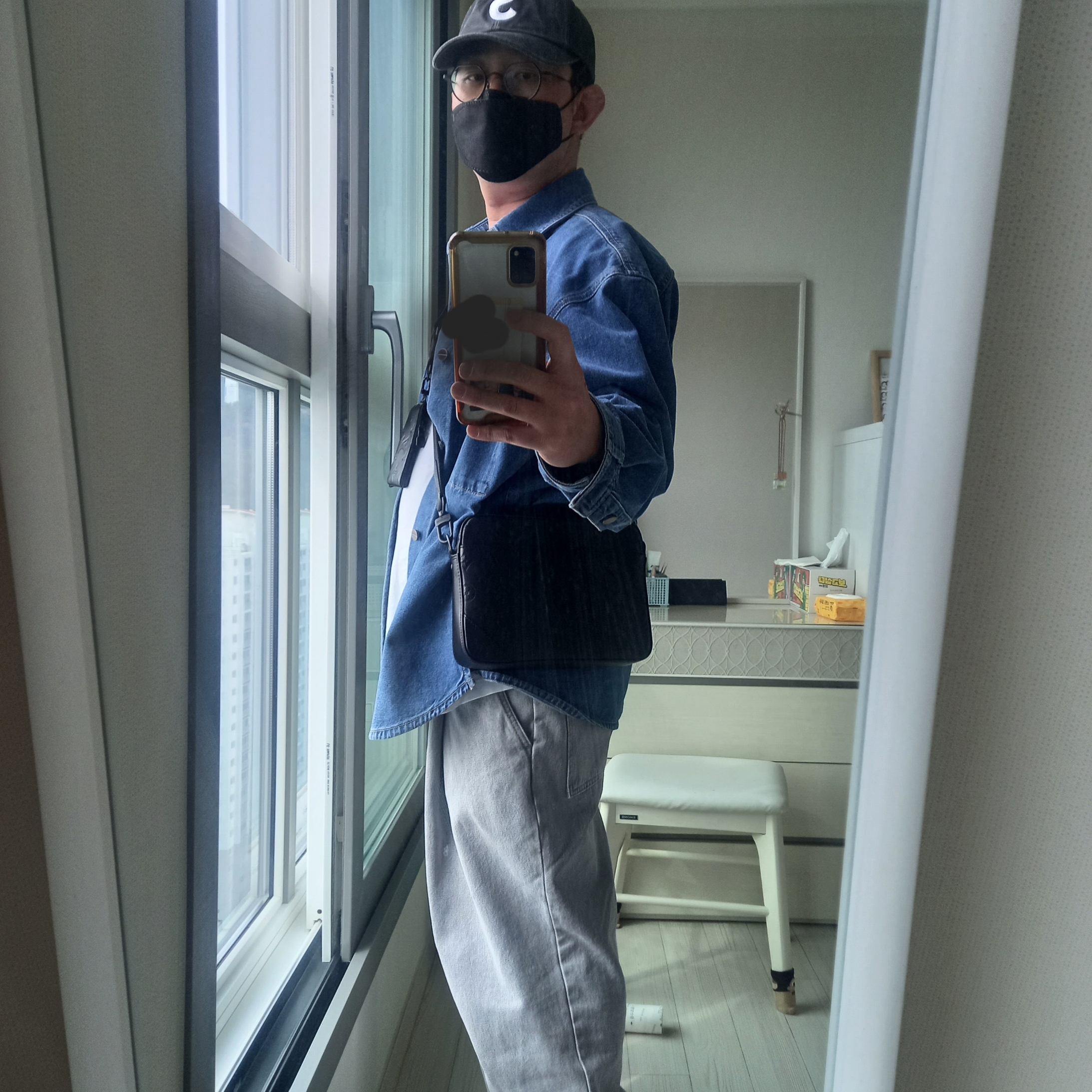 Louis Vuitton Duo Messenger Bag Black, Wooyoungmi Flower Print Denim Shirt Blue - 24SS 착용 스타일 - 1