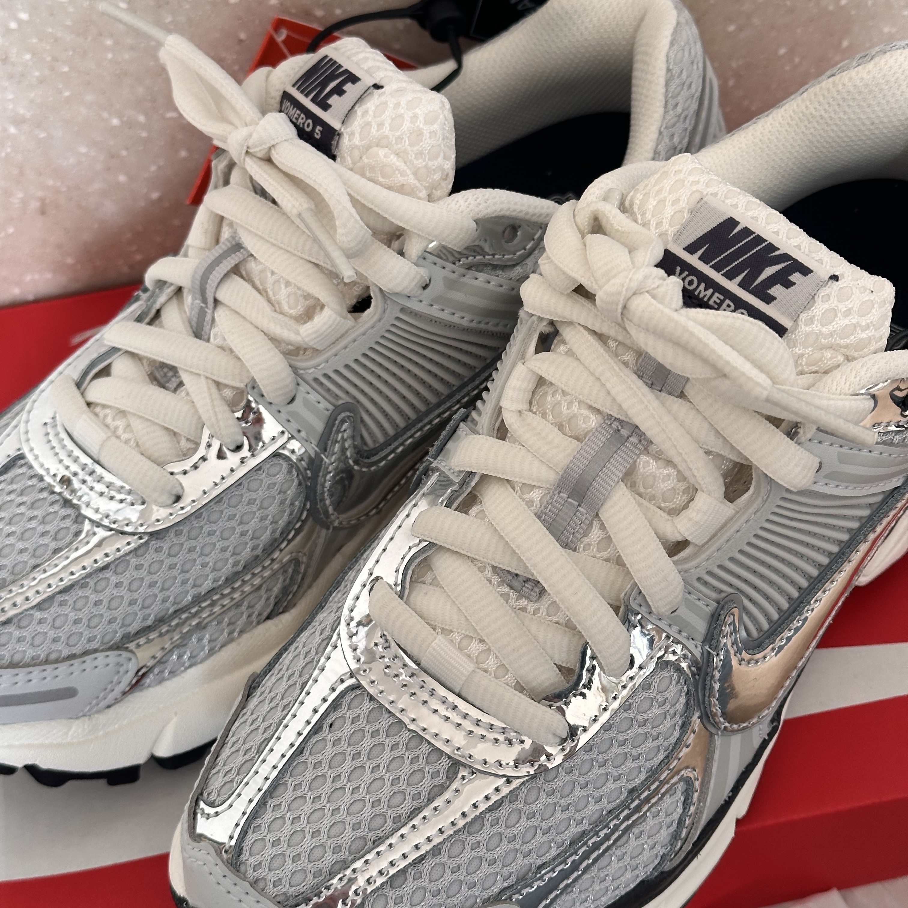 (W) Nike Zoom Vomero 5 Photon Dust and Metallic Silver 착용 스타일