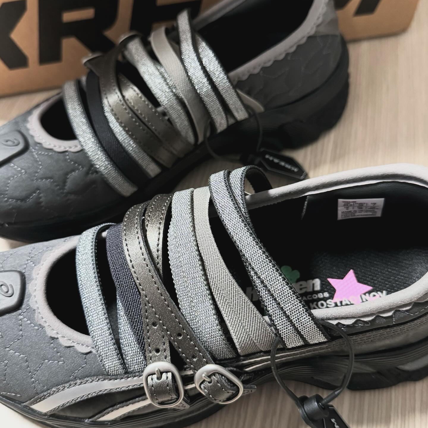 (W) Asics x Kiko Kostadinov x Heaven by Marc Jacobs Gel-Lokros Graphite Grey Gunmetal 착용 스타일 - 2
