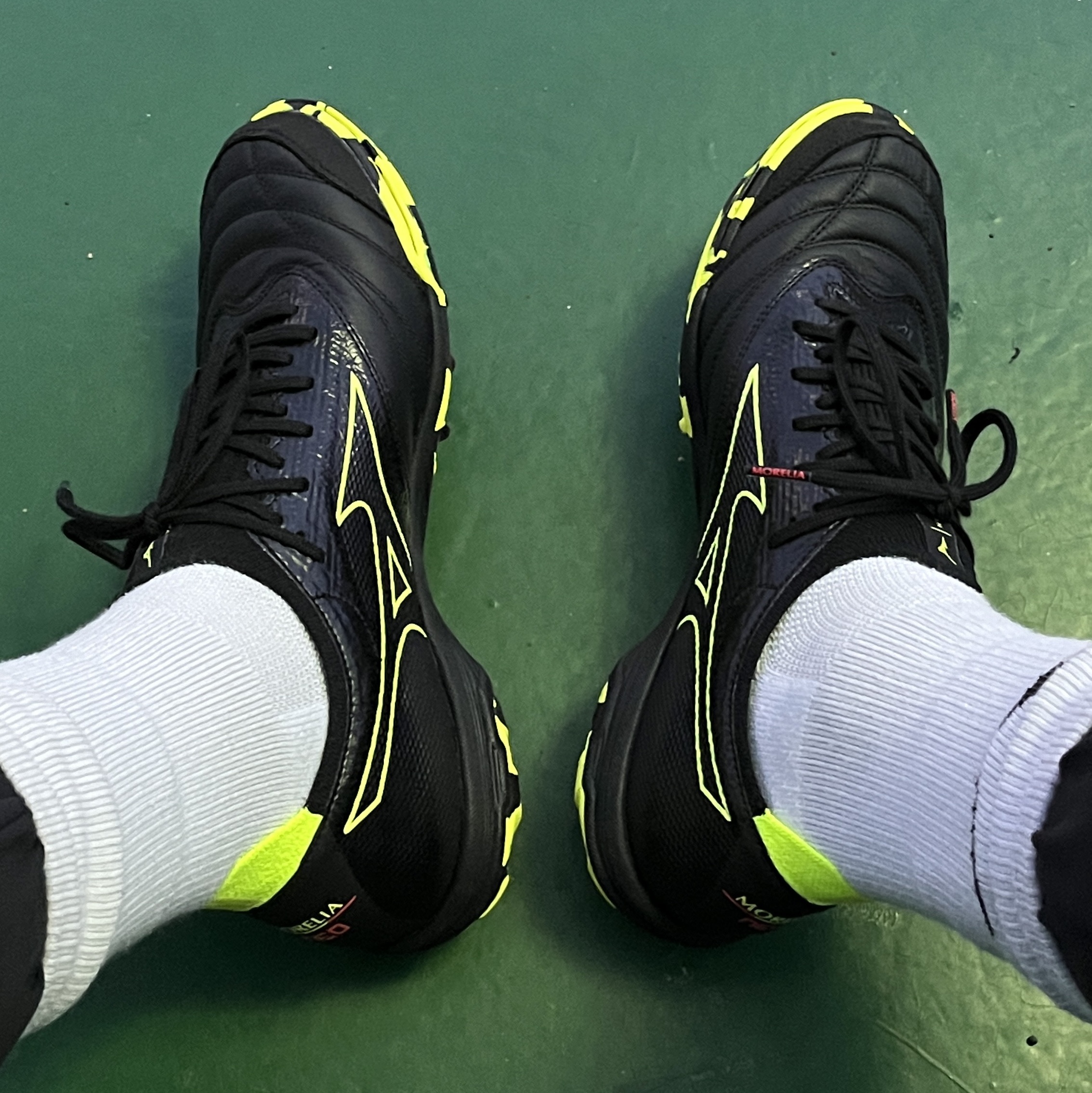 Mizuno Morelia Neo Sala Beta Japan TF Black Safety Yellow 착용 스타일