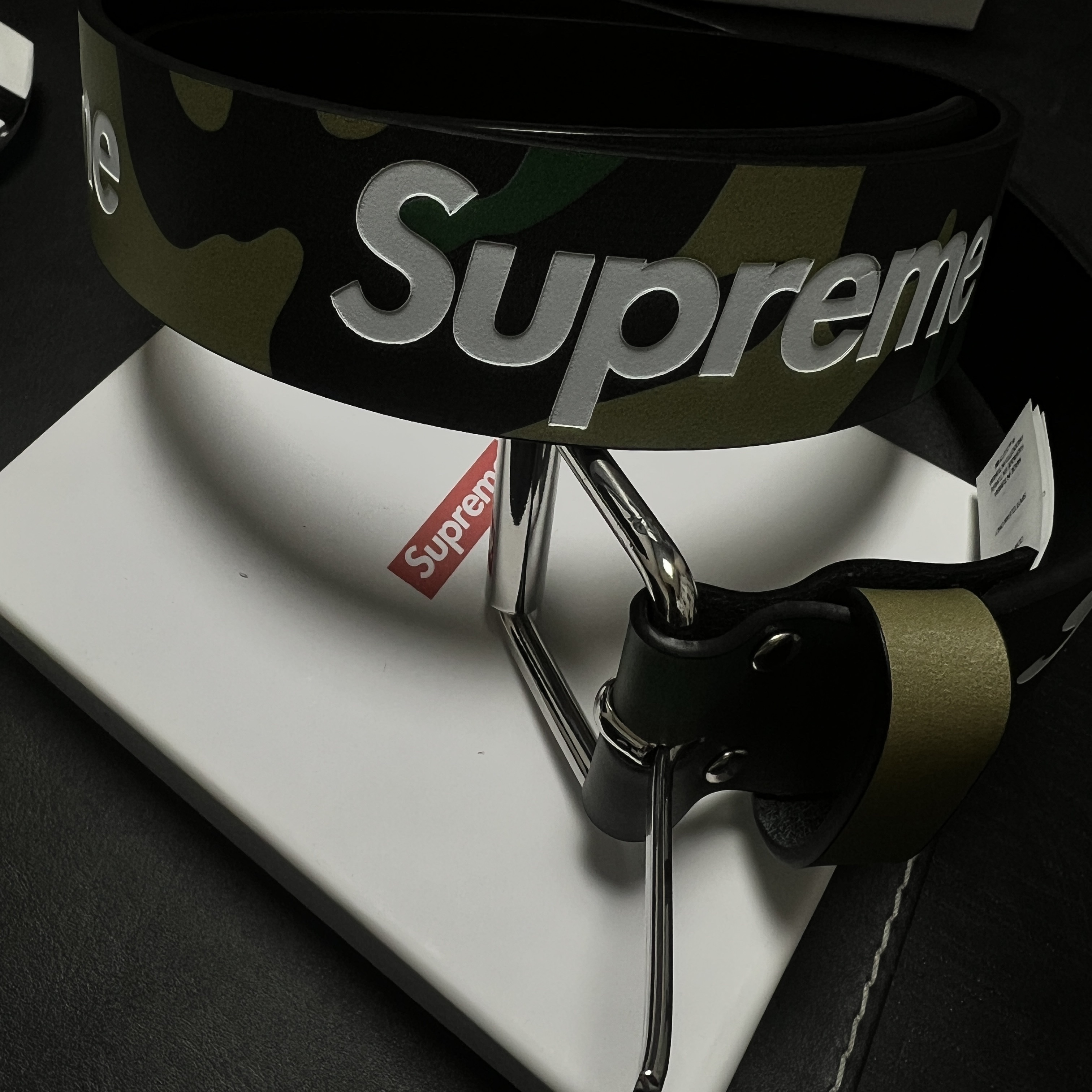 Supreme Repeat Leather Belt Woodland Camo - 24SS, Supreme Box Logo Hooded Sweatshirt Ash Grey - 23FW 착용 스타일 - 1