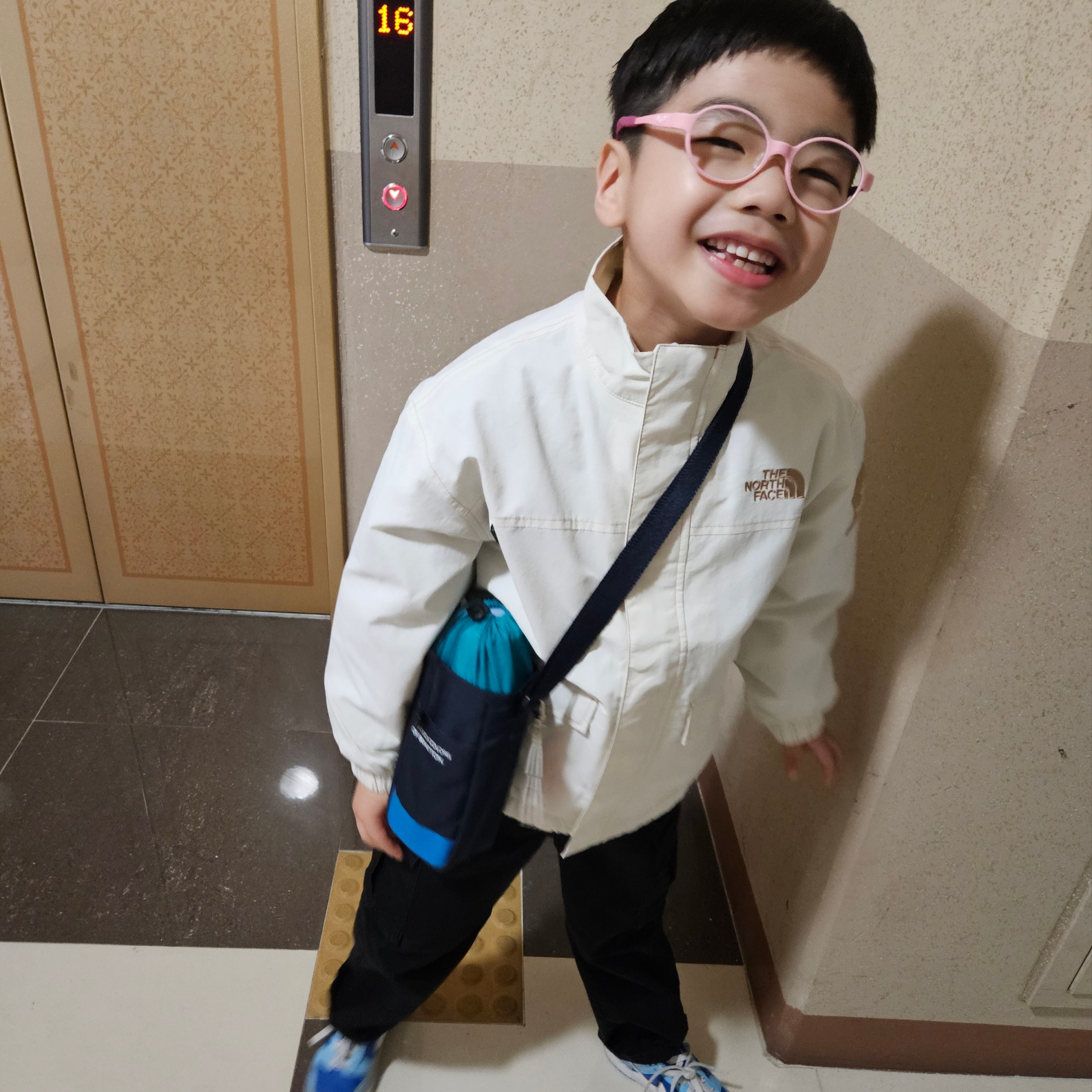 Chanel Square Eyeglasses Acetate & Black, The North Face White Label Neilton Jacket White Sand 착용 스타일 - 2