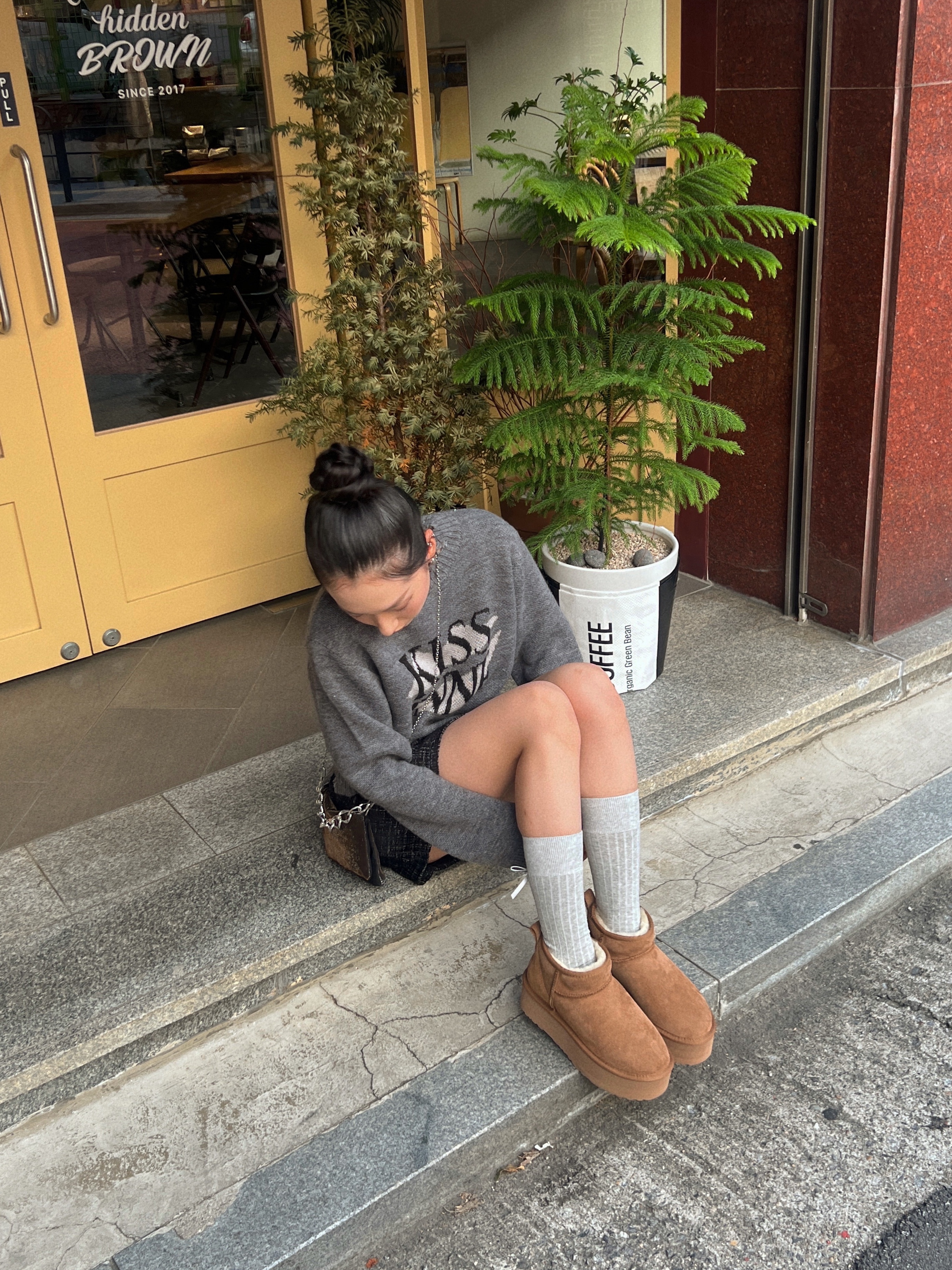 (W) UGG Classic Ultra Mini Platform Boots Chestnut 착용 스타일 - 1