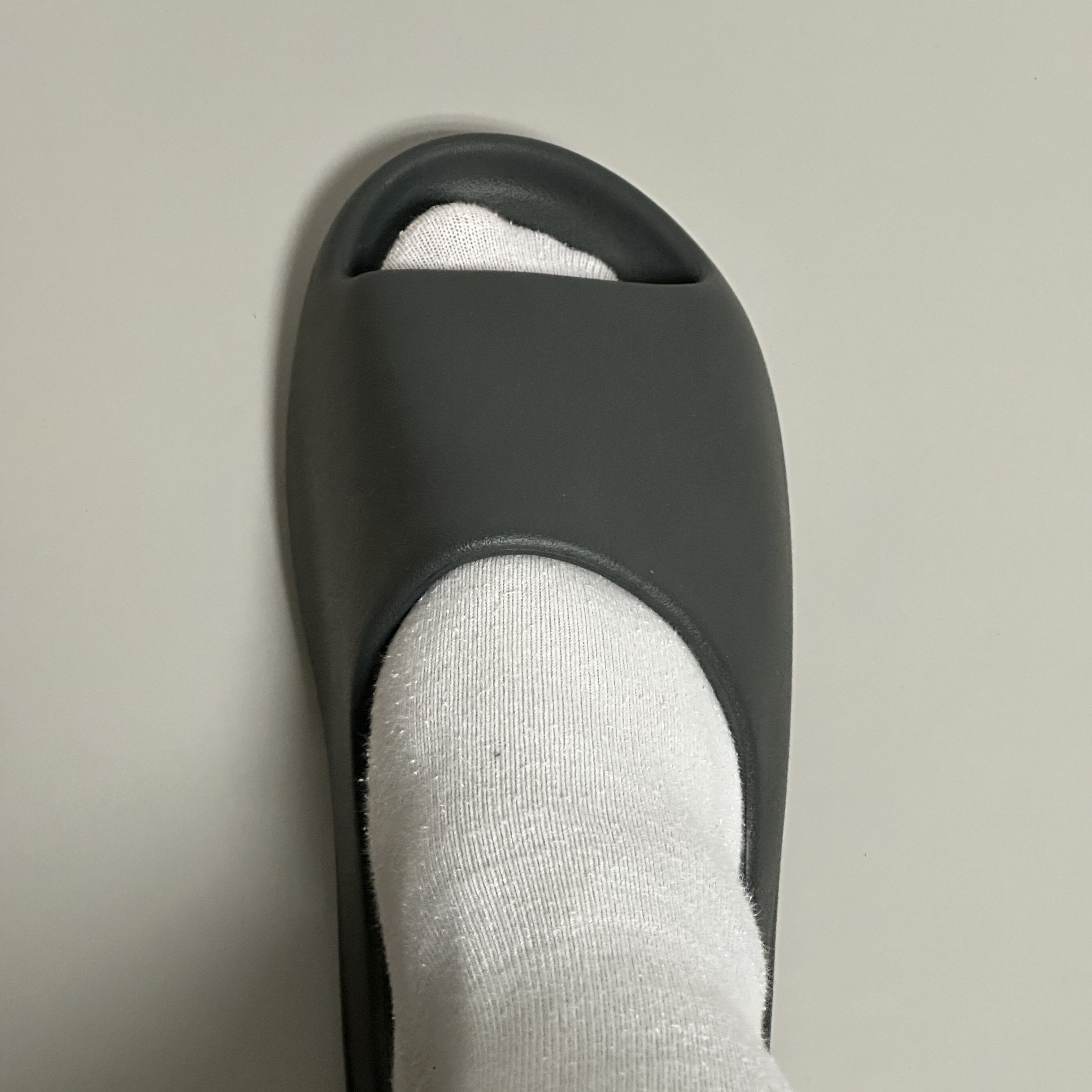 Adidas Yeezy Slide Dark Onyx 2024 착용 스타일