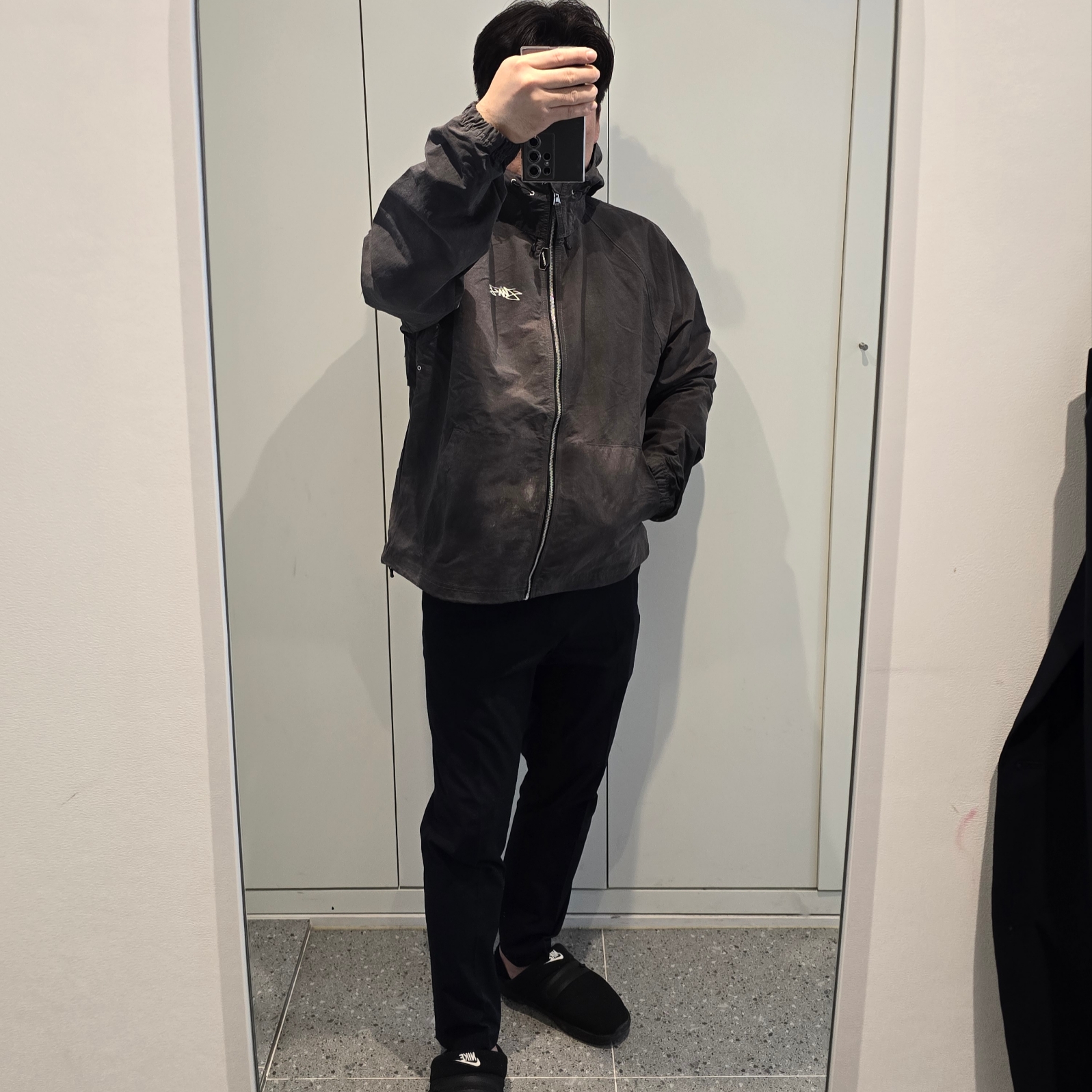 Stussy Wave Dye Beach Shell Jacket Black 착용 스타일 - 1