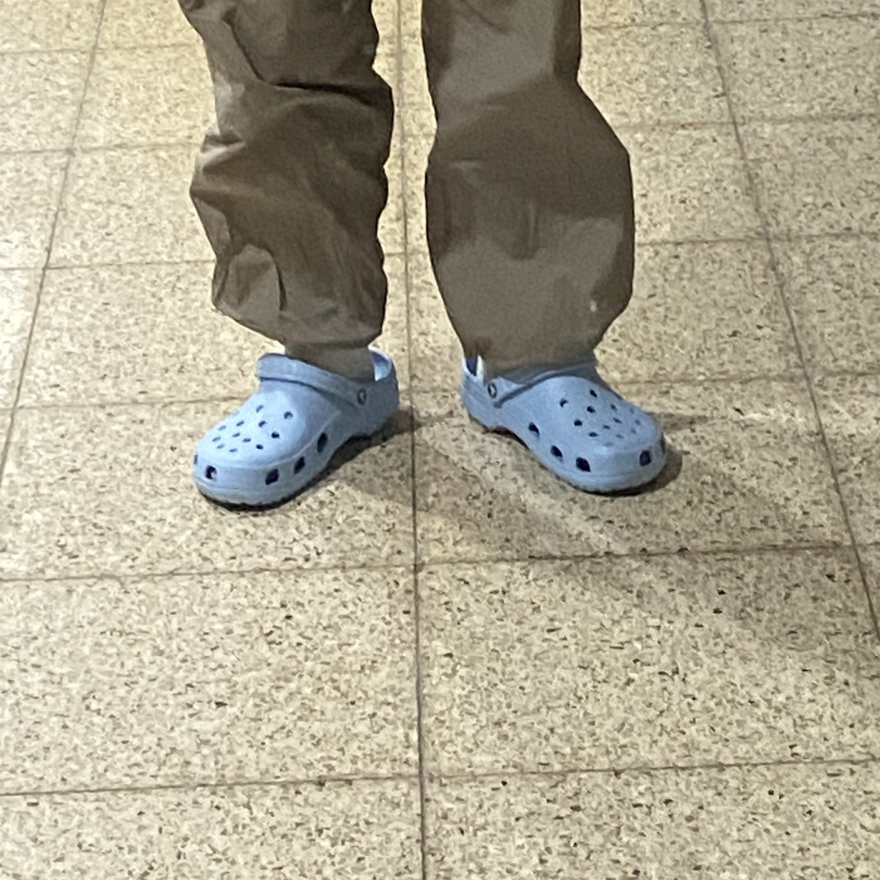 Crocs Classic Clog Blue Calcite, Crocs Bayaband Clog Winter White Multi 착용 스타일 - 1