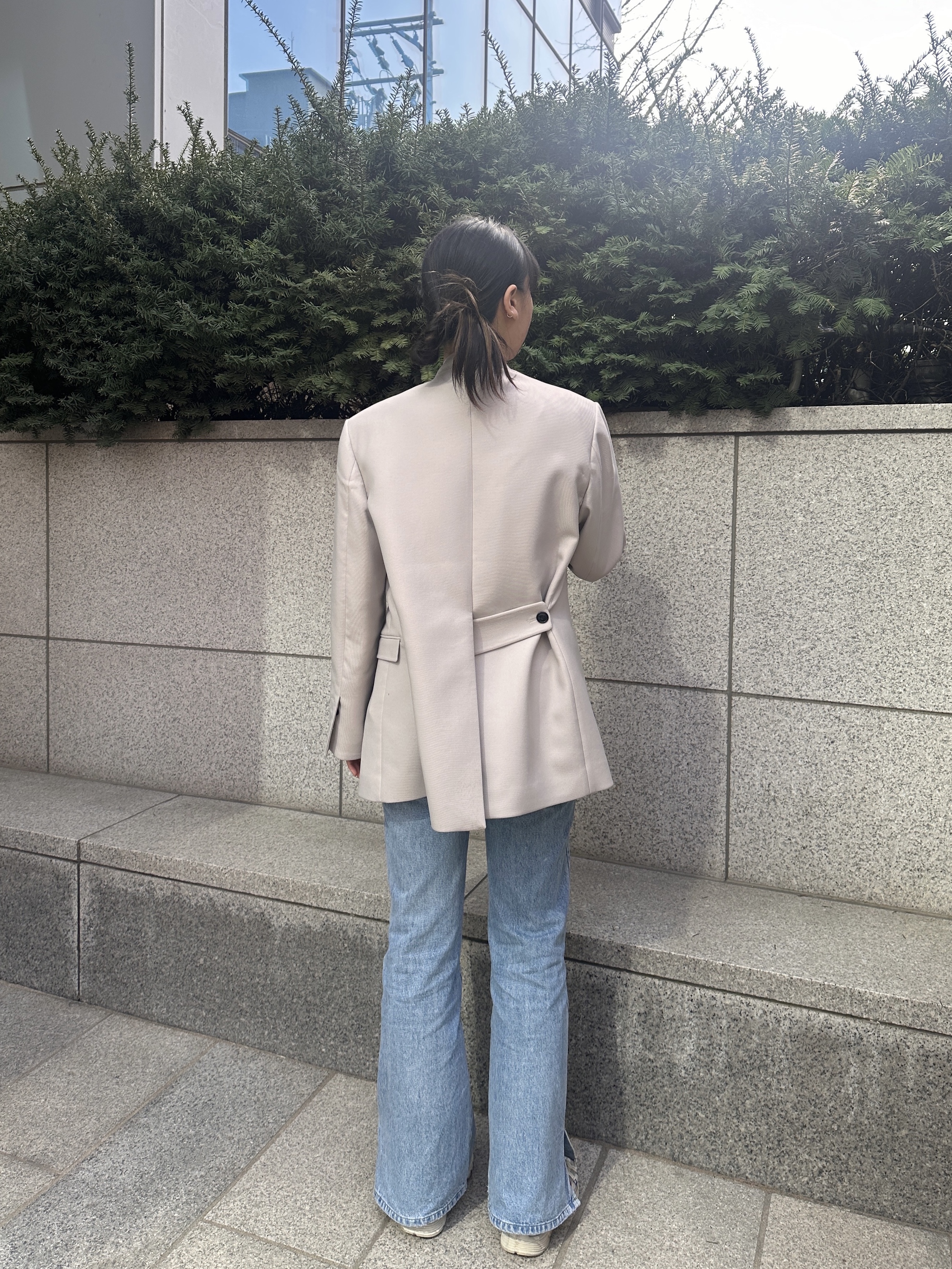 [KREAM 단독] L'H.A.S De Oversized Collarless Mens Jacket - Light Beige, [KREAM 단독] L'H.A.S De Oversized Collarless Mens Jacket - Dark Navy 착용 스타일 - 1