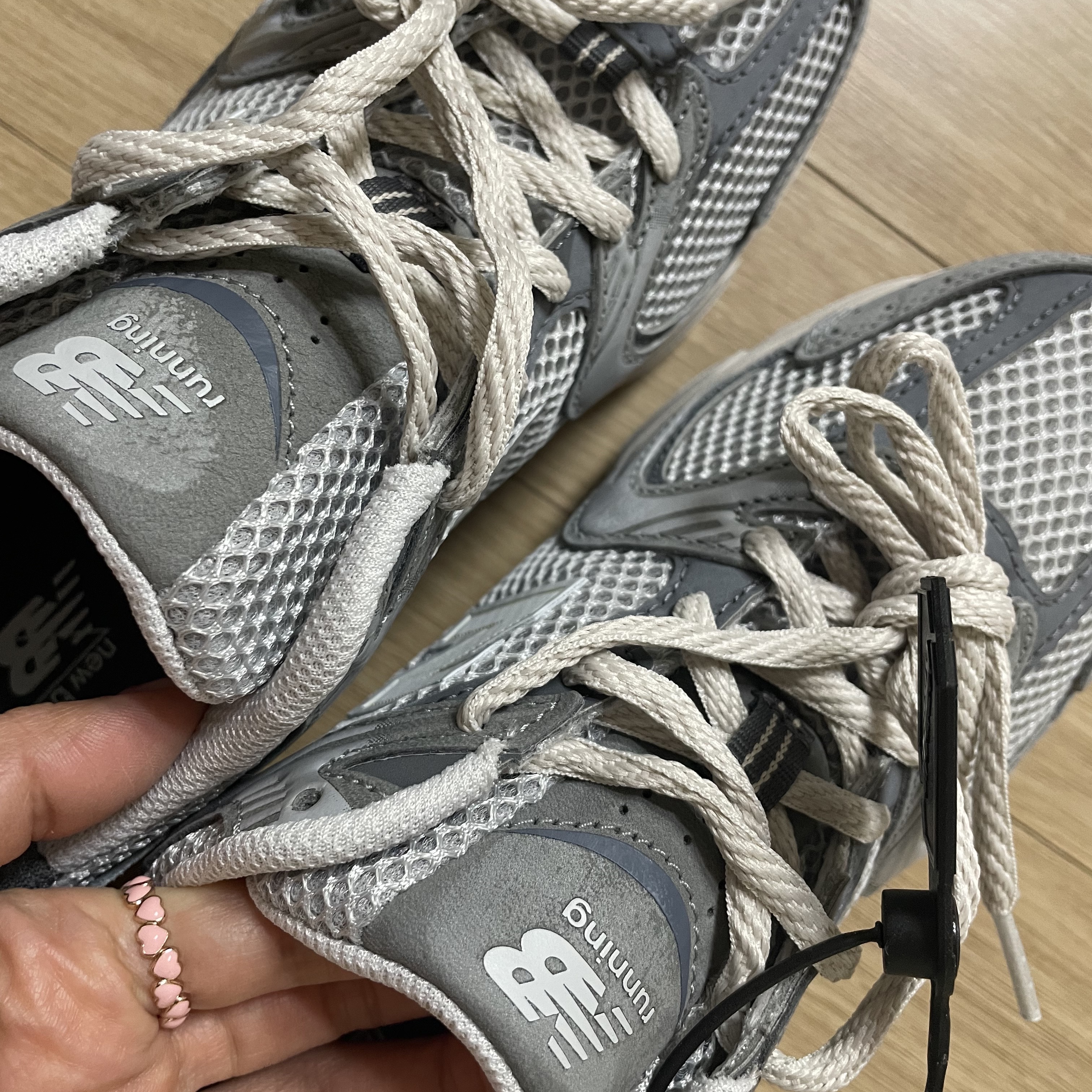 New Balance 530 Premium Vintage Grey Matter 착용 스타일