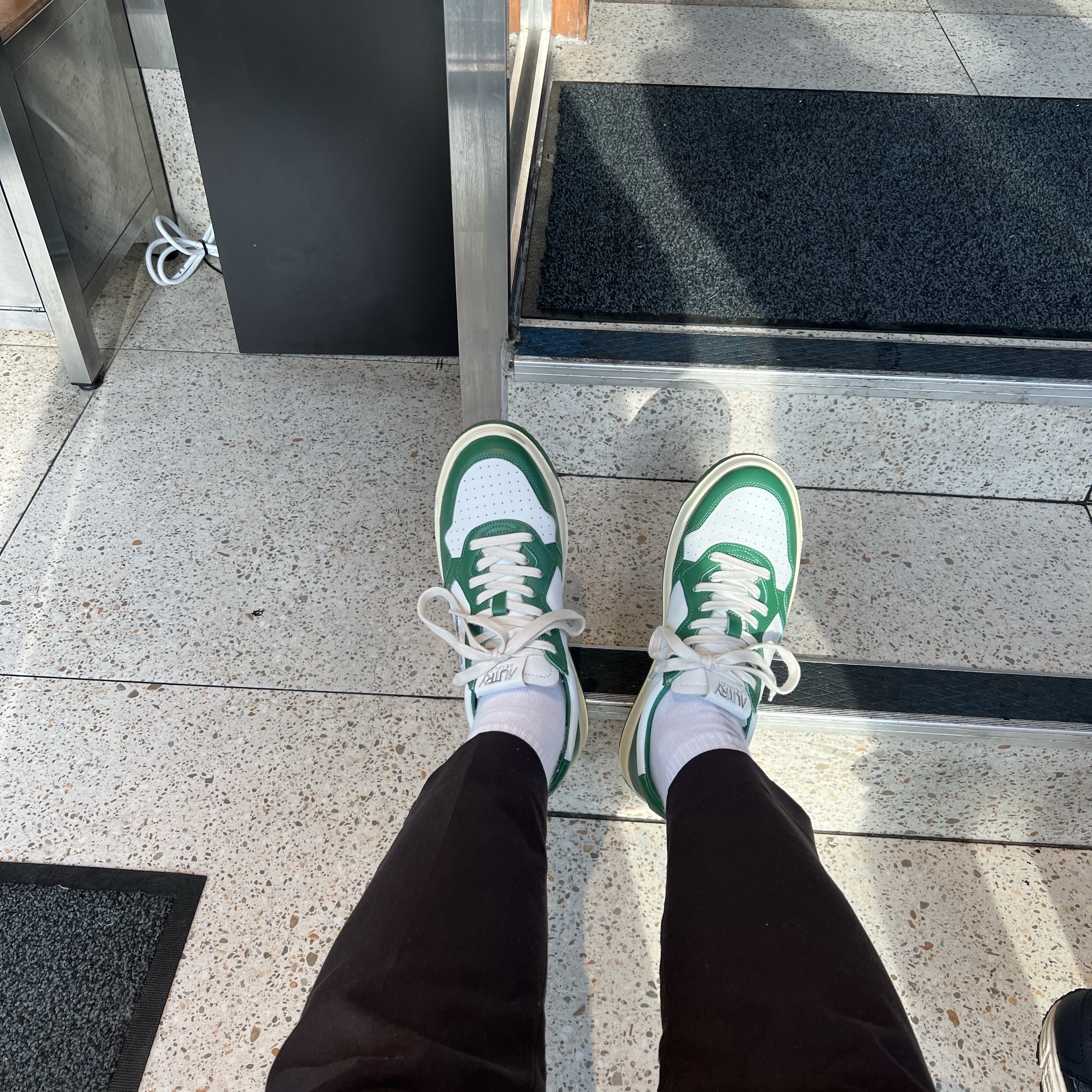Autry Medalist Low Leather Sneakers Green White 착용 스타일