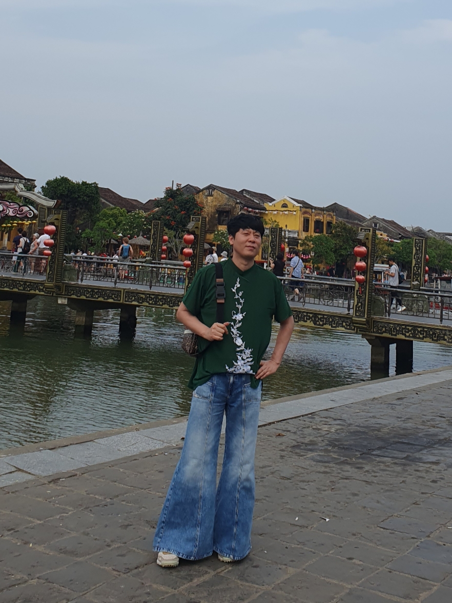 (W) Diesel D-Akii Bootcut And Flare Jeans Medium blue, (W) Diesel Bootcut and Flare Jeans D-Akii Light Blue 착용 스타일 - 2