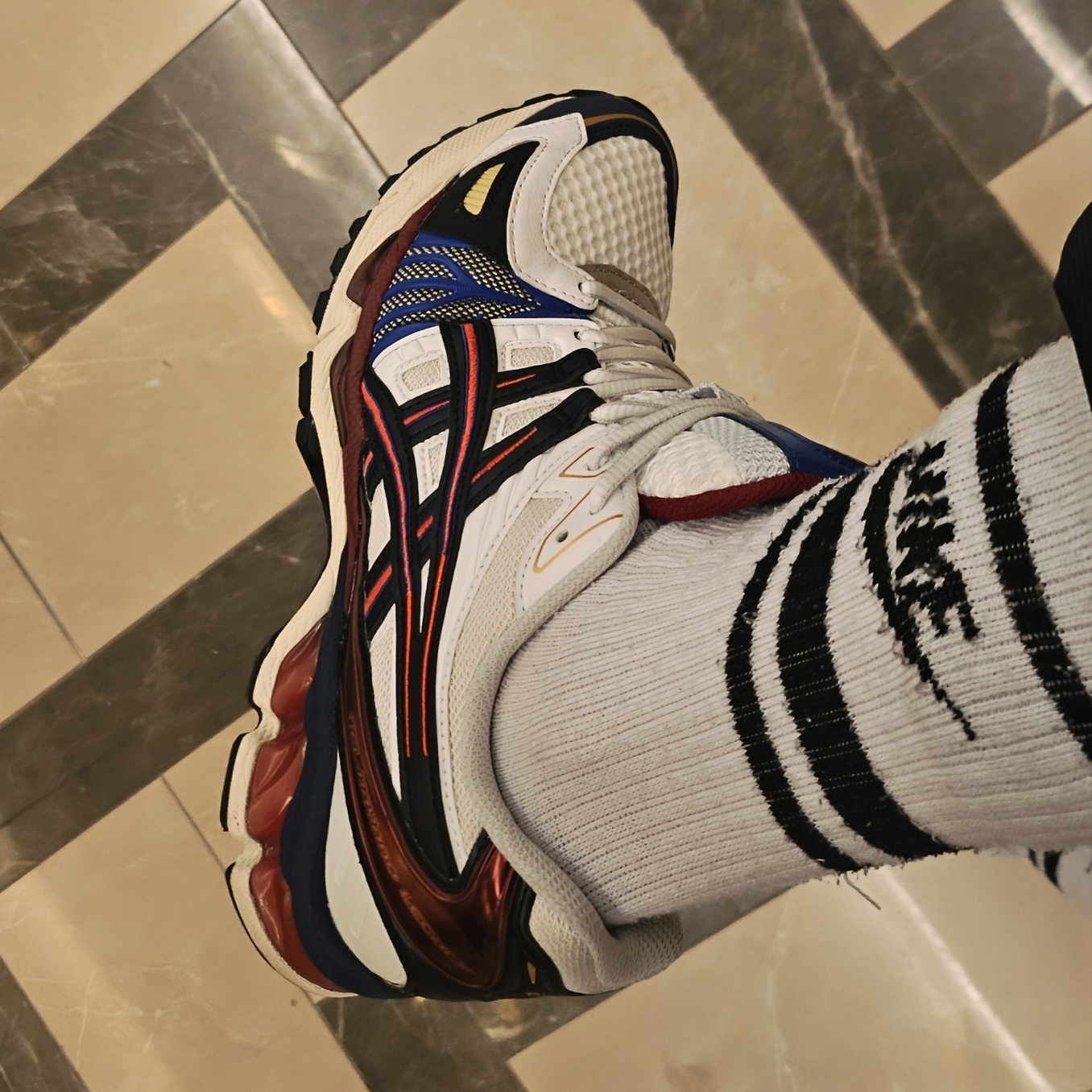 Asics Gel-Kayano 14 Cream Pure Silver, Asics Gel-Kayano Legacy White Black 착용 스타일 - 2