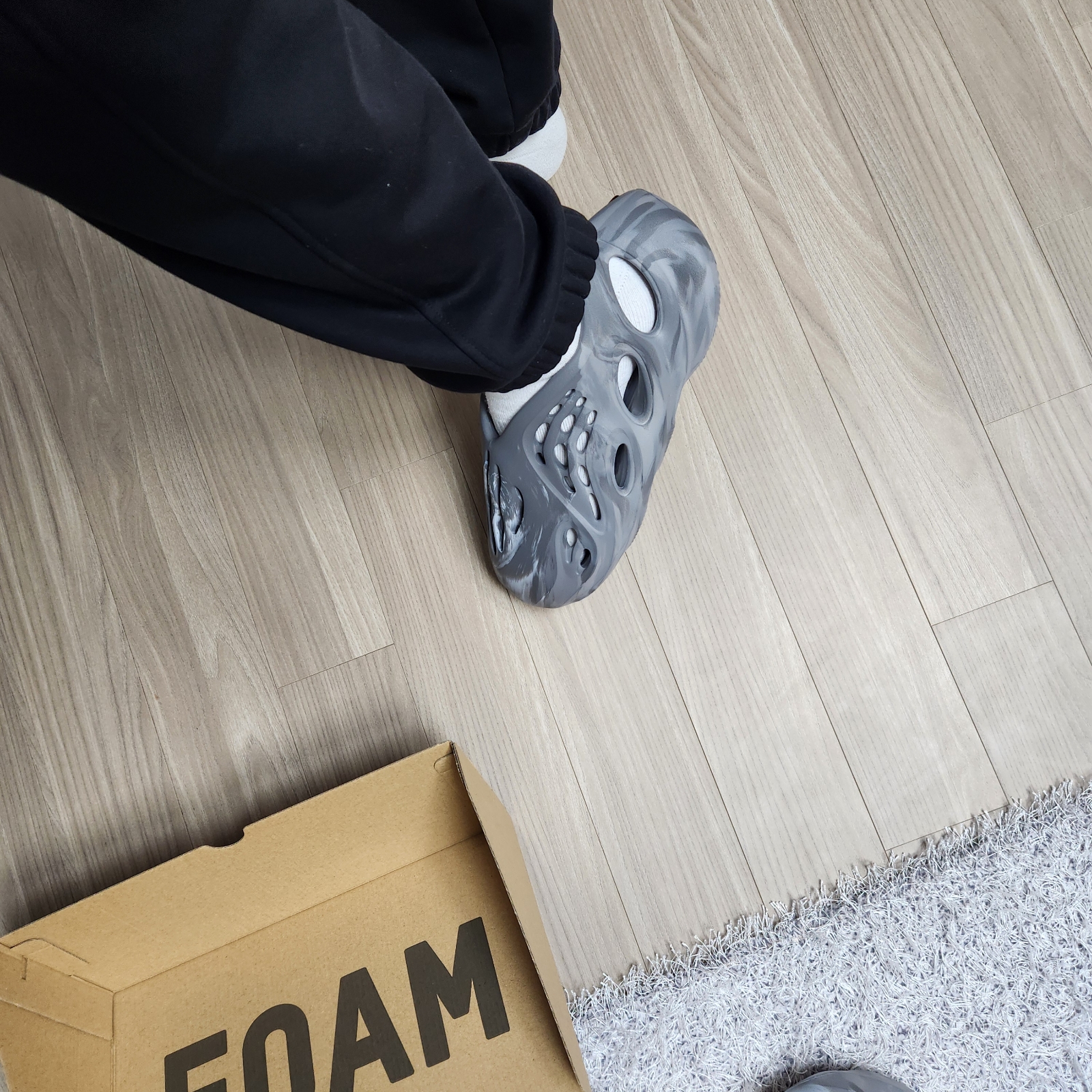 Adidas Yeezy Foam RNNR MX Granite 착용 스타일 - 3