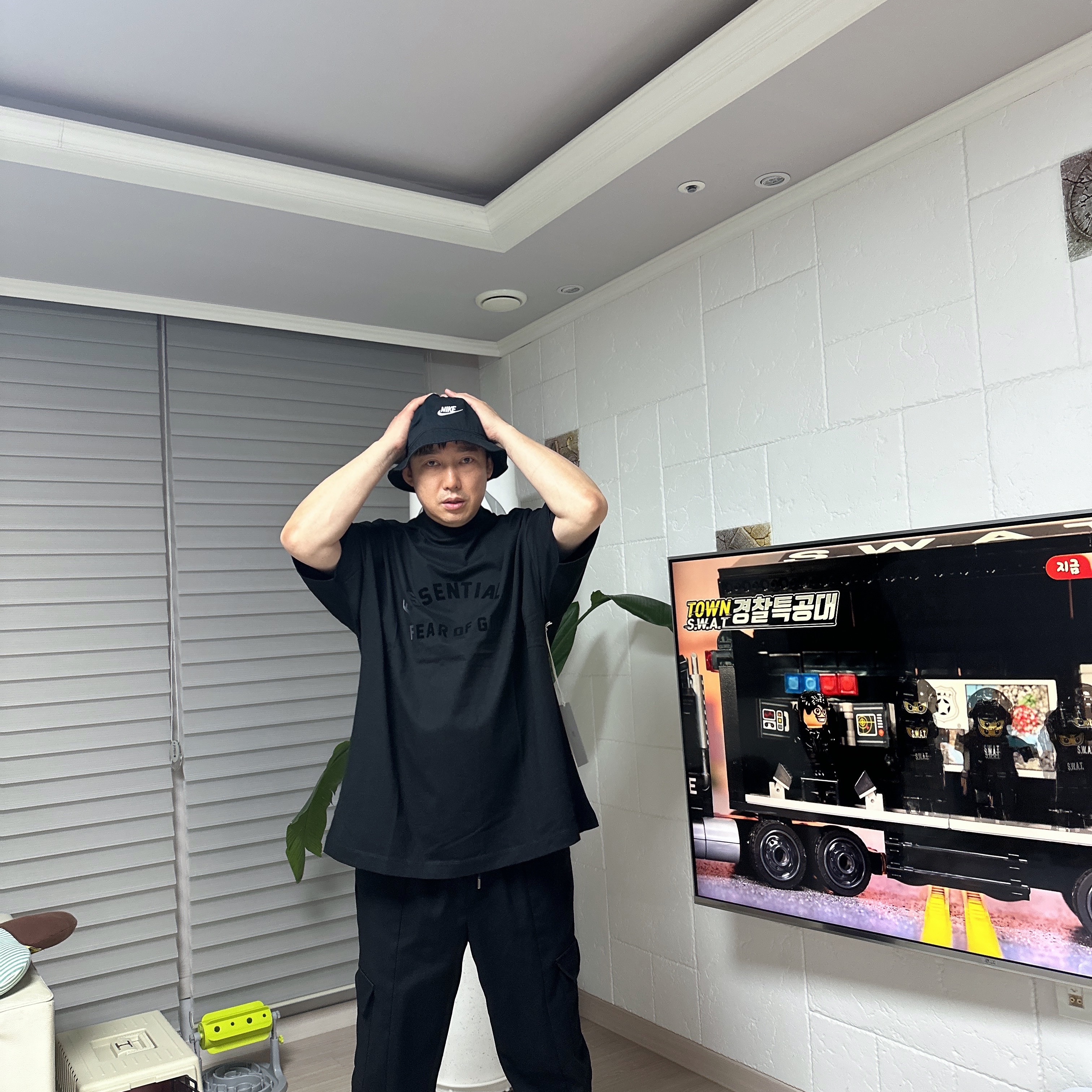 Essentials The Black Collection T-Shirt Black - 23SS 착용 스타일 - 1
