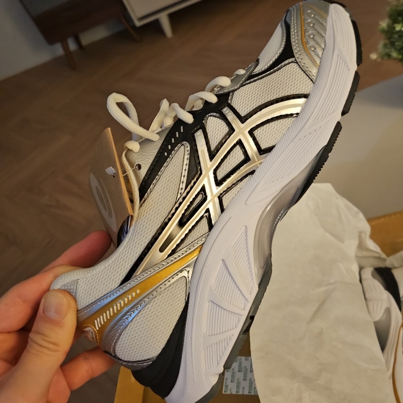 Asics Gel-Kayano 14 Cream Pure Silver, Asics Gel-Kayano Legacy White Black 착용 스타일 - 3