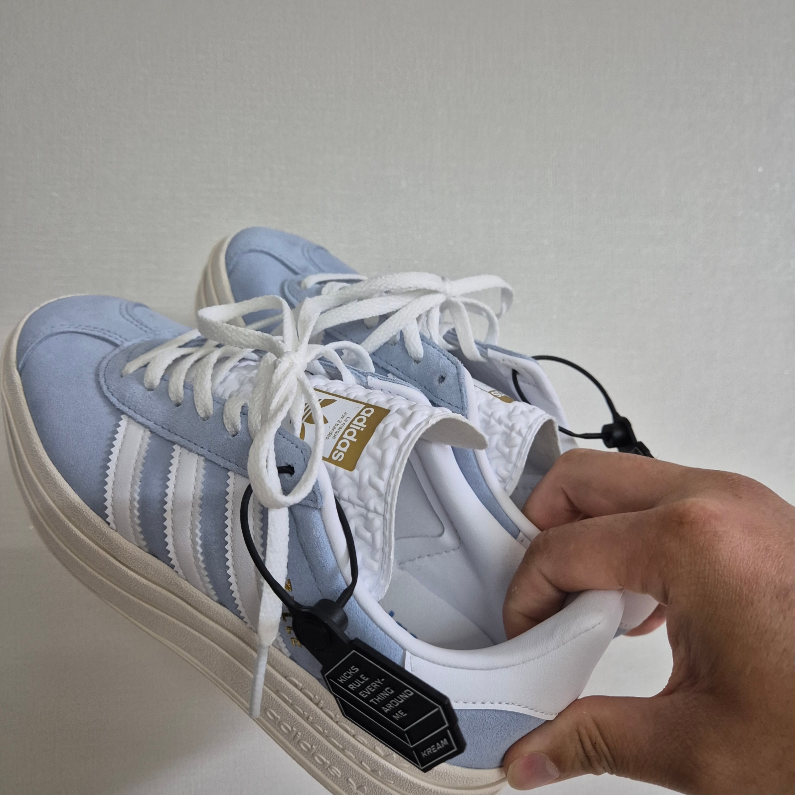 (W) Adidas Gazelle Bold Clear Sky White 착용 스타일